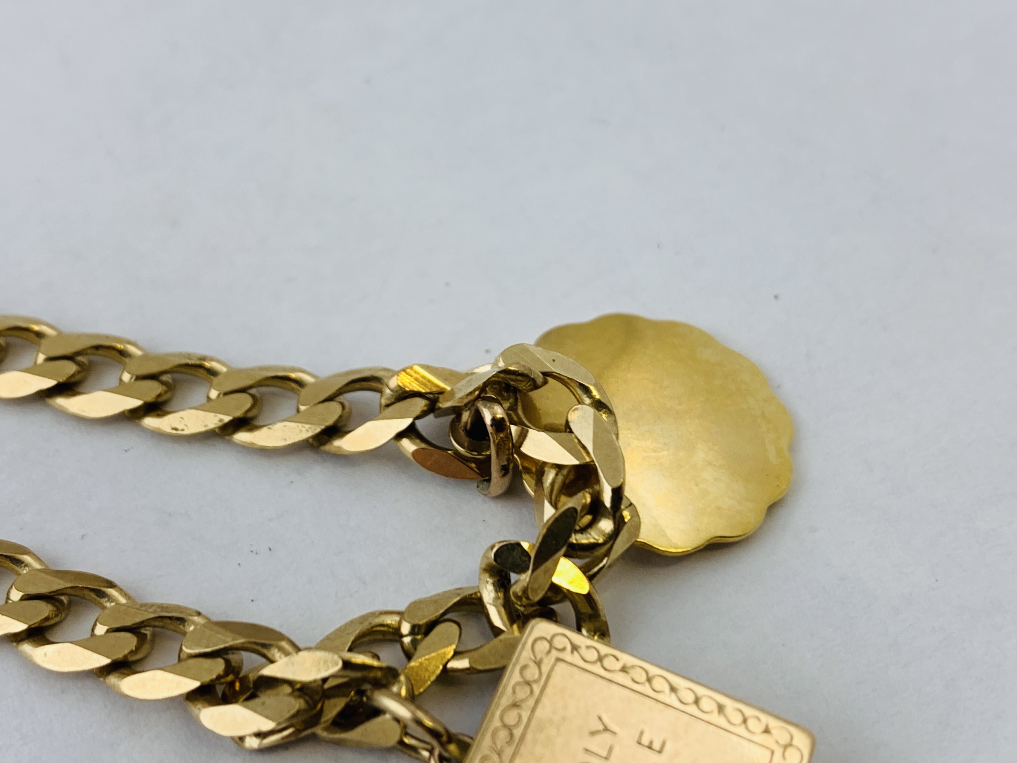 A 9CT GOLD FLAT LINK BRACELET WITH 9CT GOLD ST CHRISTOPHER AND BOOK CHARM ATTACHED - Image 7 of 9