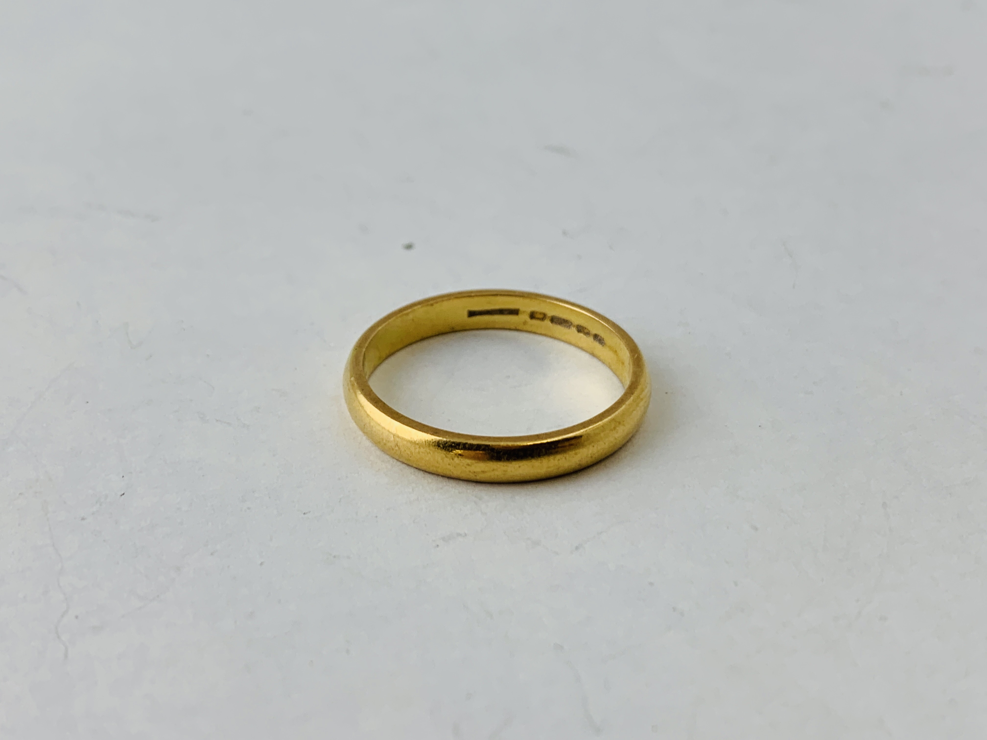 22CT GOLD WEDDING BAND SIZE T/U - Image 2 of 5