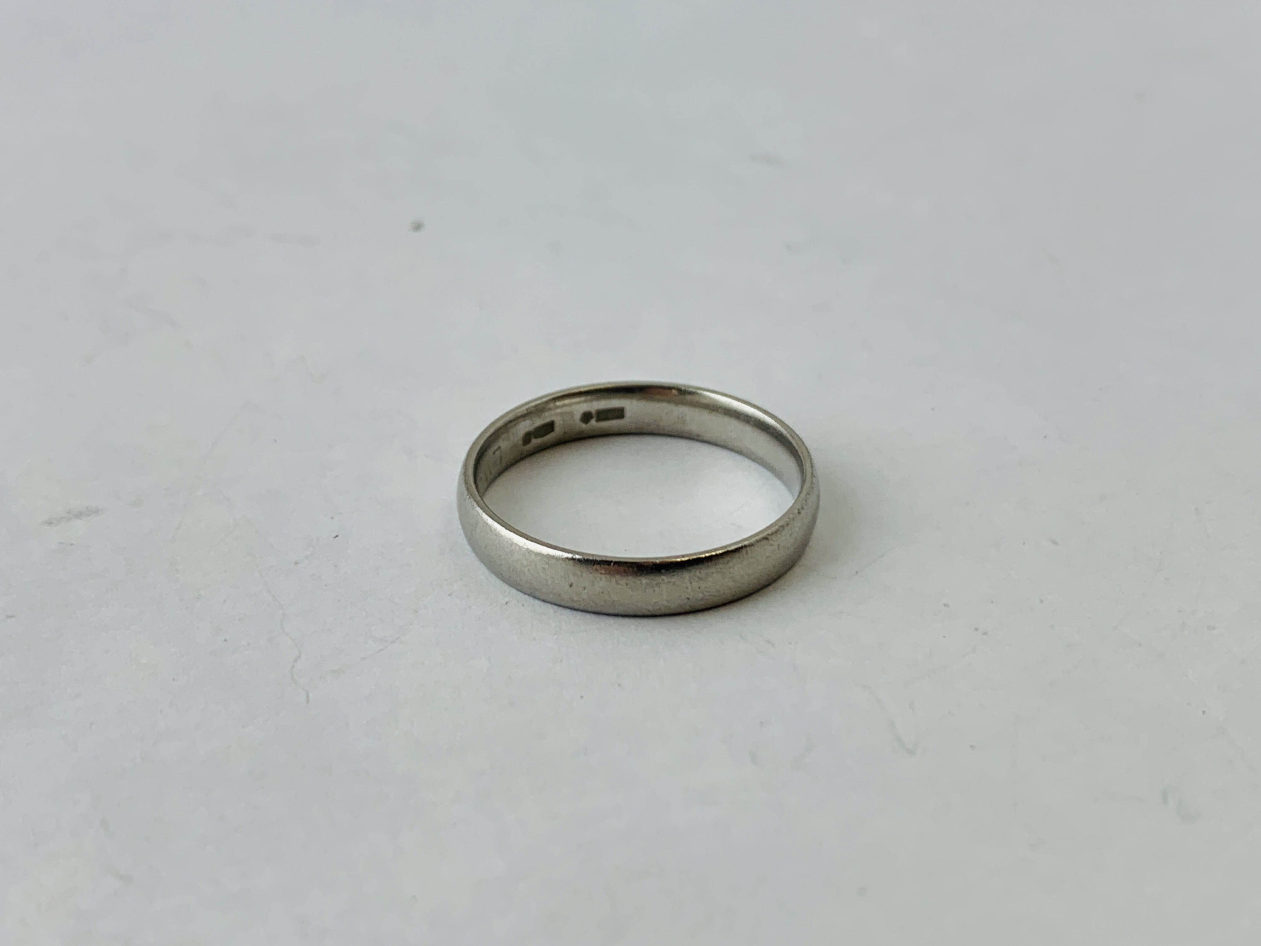 PLATINUM WEDDING BAND SIZE S