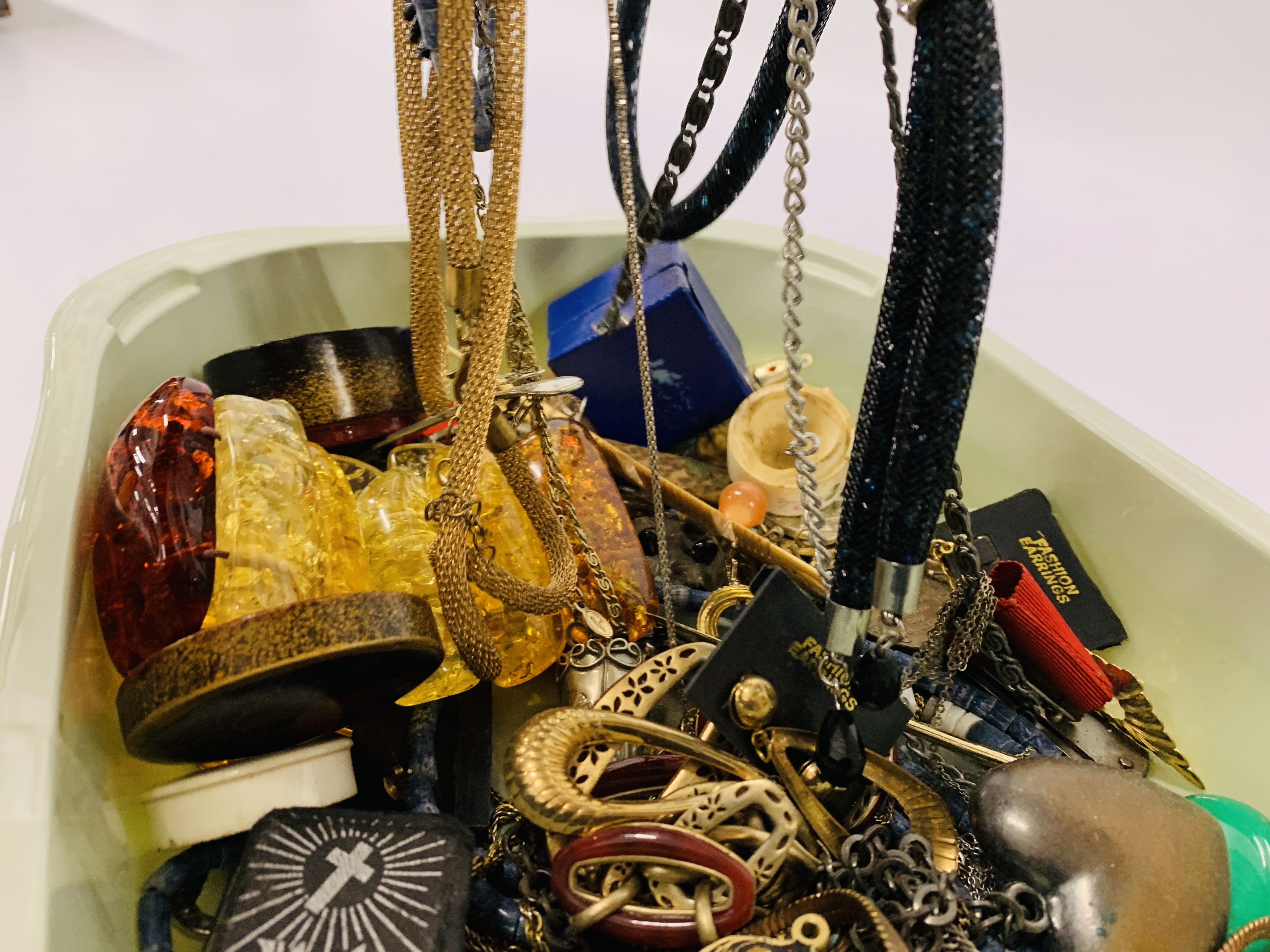 A BOX TO INCLUDE COSTUME JEWELLERY AND COLLECTABLE NECKLACES, BRACELETS, EARRINGS, - Image 7 of 7