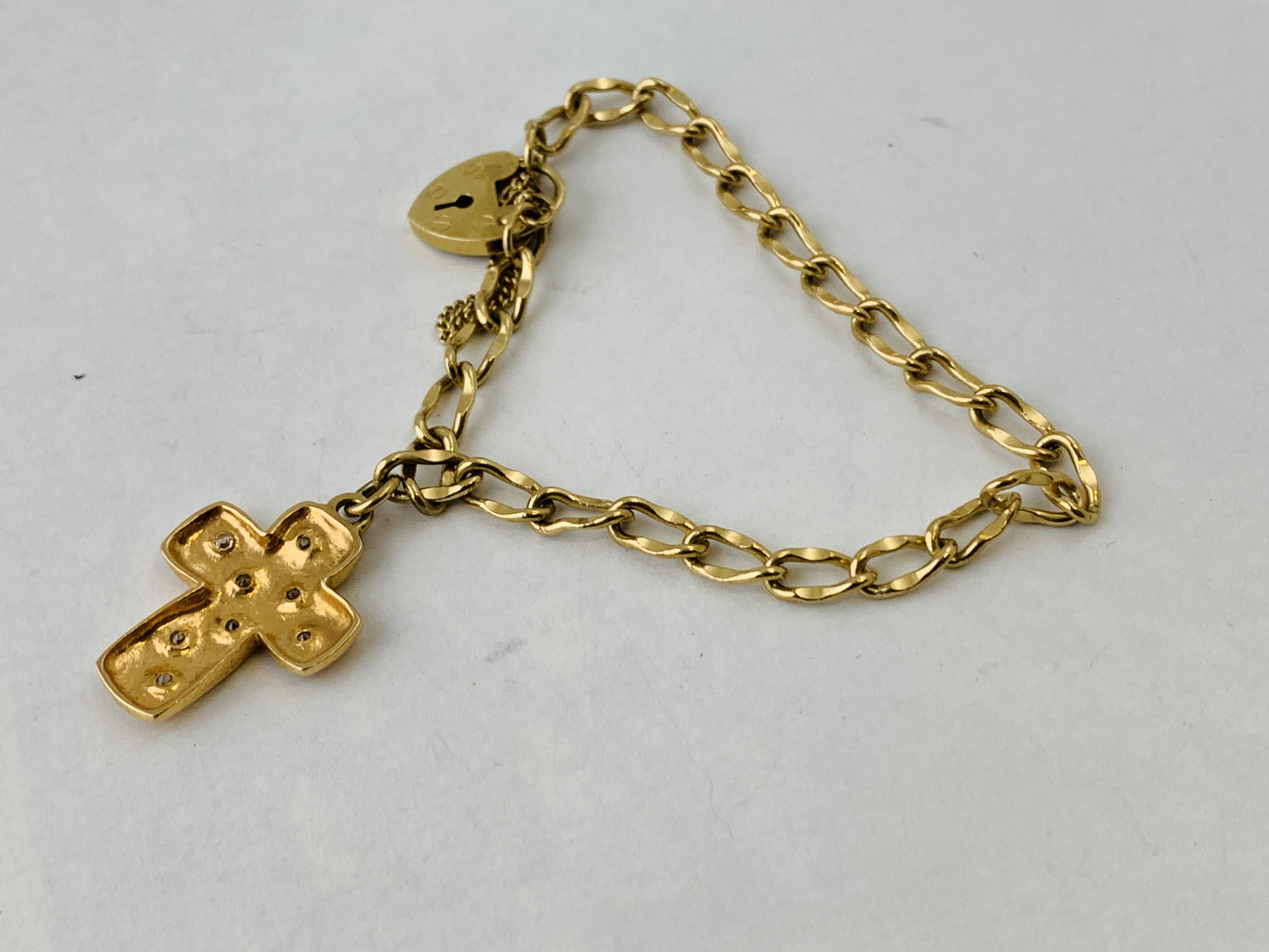 A 9CT GOLD BRACELET WITH HEART SHAPED PADLOCK CLASP AND YELLOW STONE SET PENDANT ATTACHED L 200MM - Image 8 of 9