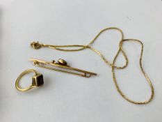 A 9CT GOLD GARNET SET BAR BROOCH,