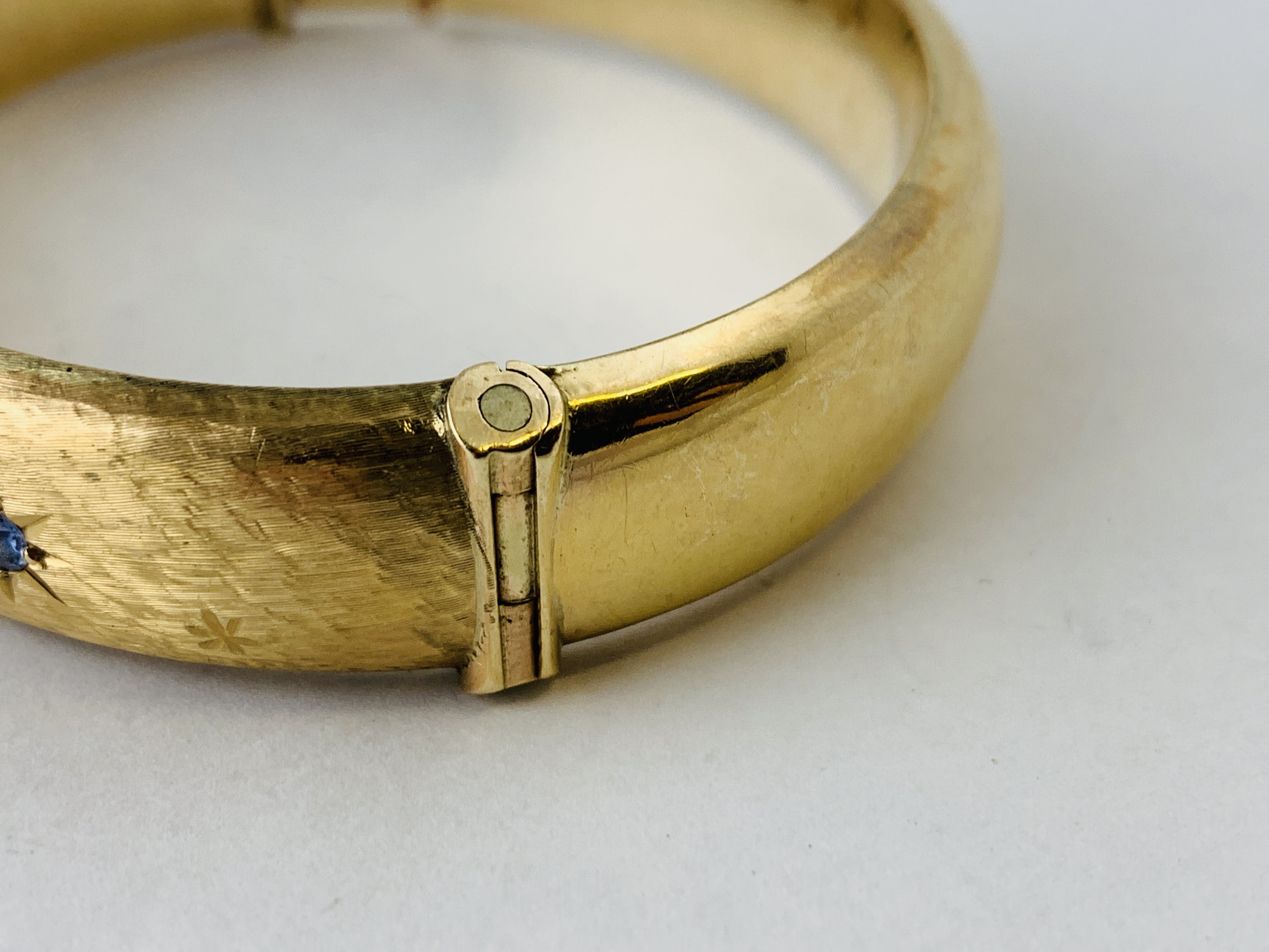 9CT GOLD HINGED BANGLE SET WITH 7 PALE BLUE DIAMONDS IN STAR SETTINGS - Image 5 of 9