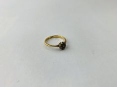 AN 18CT GOLD DIAMOND SET FLOWER HEAD RING