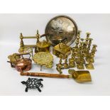 BOX OF ASSORTED VINTAGE METAL WARE TO INCLUDE BRASS CANDLE STICK, BRASS AND COPPER KETTLES,