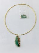 A 9CT GOLD NECKLET SUSPENDING A 9CT GOLD MOUNTED POLISHED CRYSTAL PENDANT + PAIR OF GREEN HARDSTONE