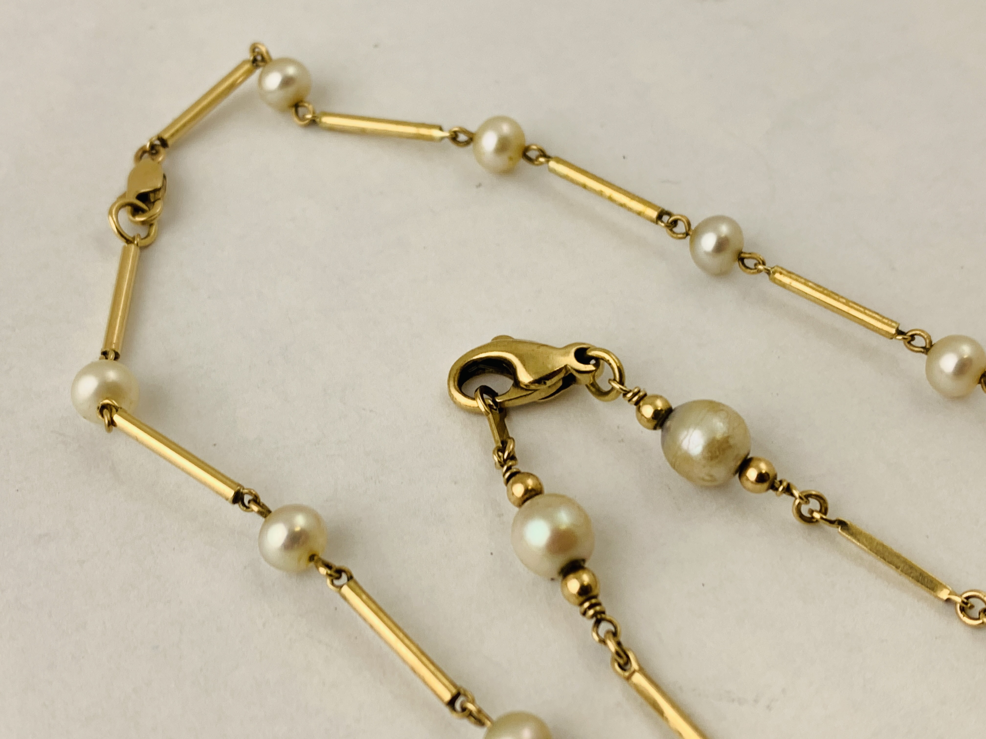 9CT GOLD NECKLACE THE BATTON LINKS DIVIDING PEARLS, - Image 4 of 6