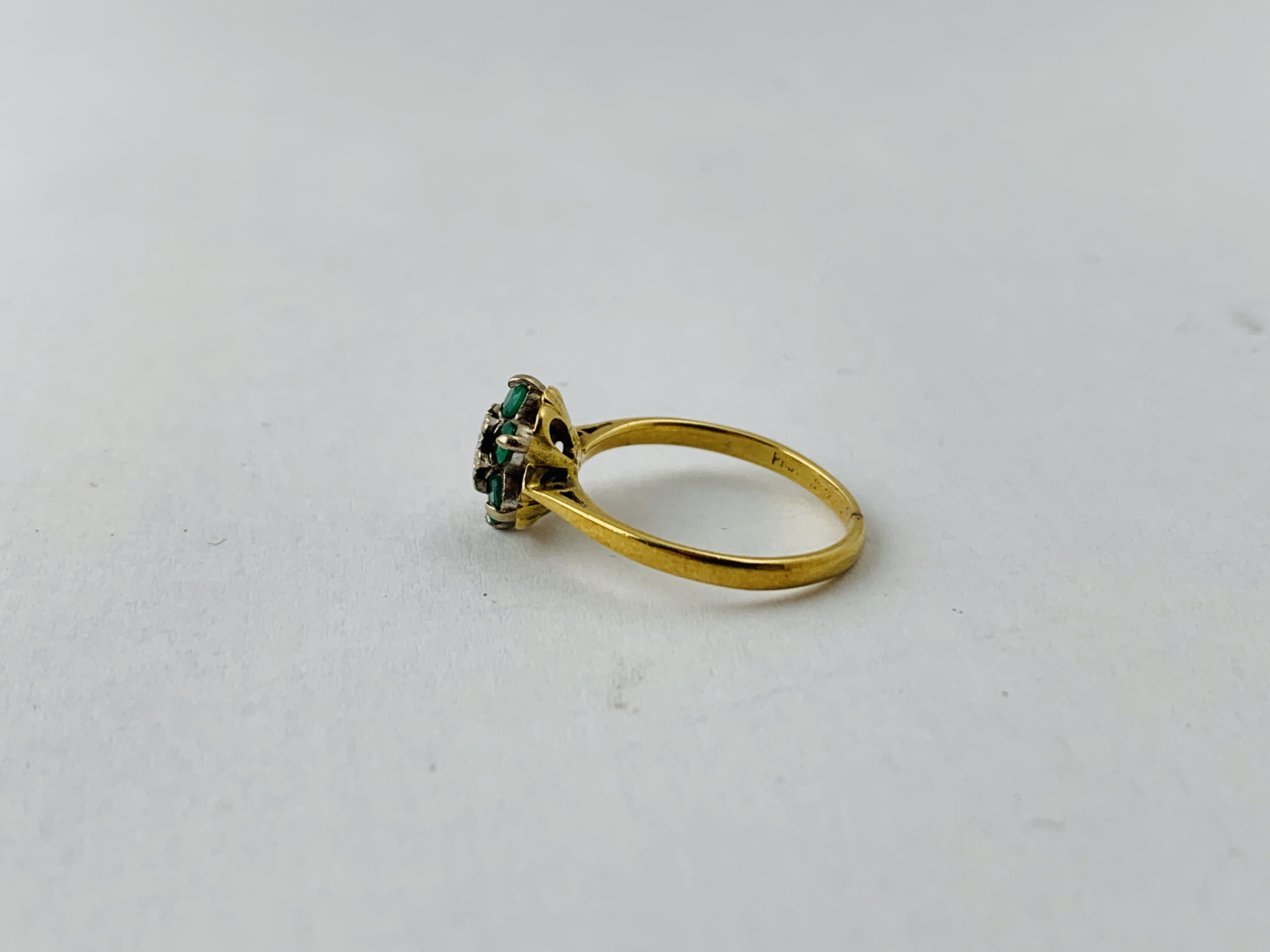 A DIAMOND AND GREEN STONE SET FLOWER HEAD RING (RUBBED MARKS) - Image 4 of 8