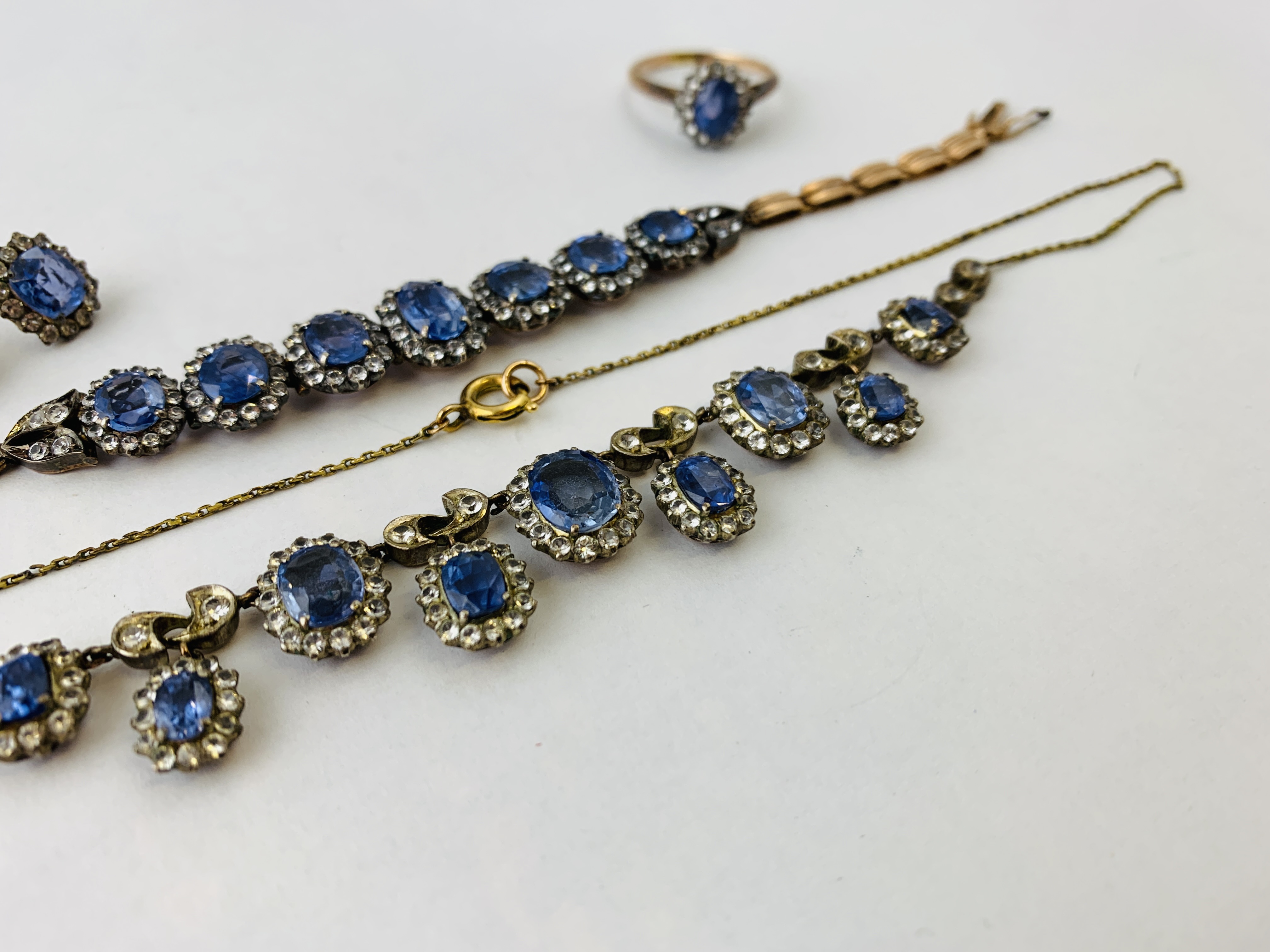 A VINTAGE 1930'S WHITE STONE AND BLUE TOPAZ SUITE OF JEWELLERY COMPRISING NECKLACE, BRACELET, - Image 4 of 11