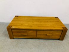 A LARGE SOLID LIGHT OAK COFFEE TABLE WITH TWO SLIDE THROUGH DRAWERS - W 140CM. D 70CM. H 36CM.