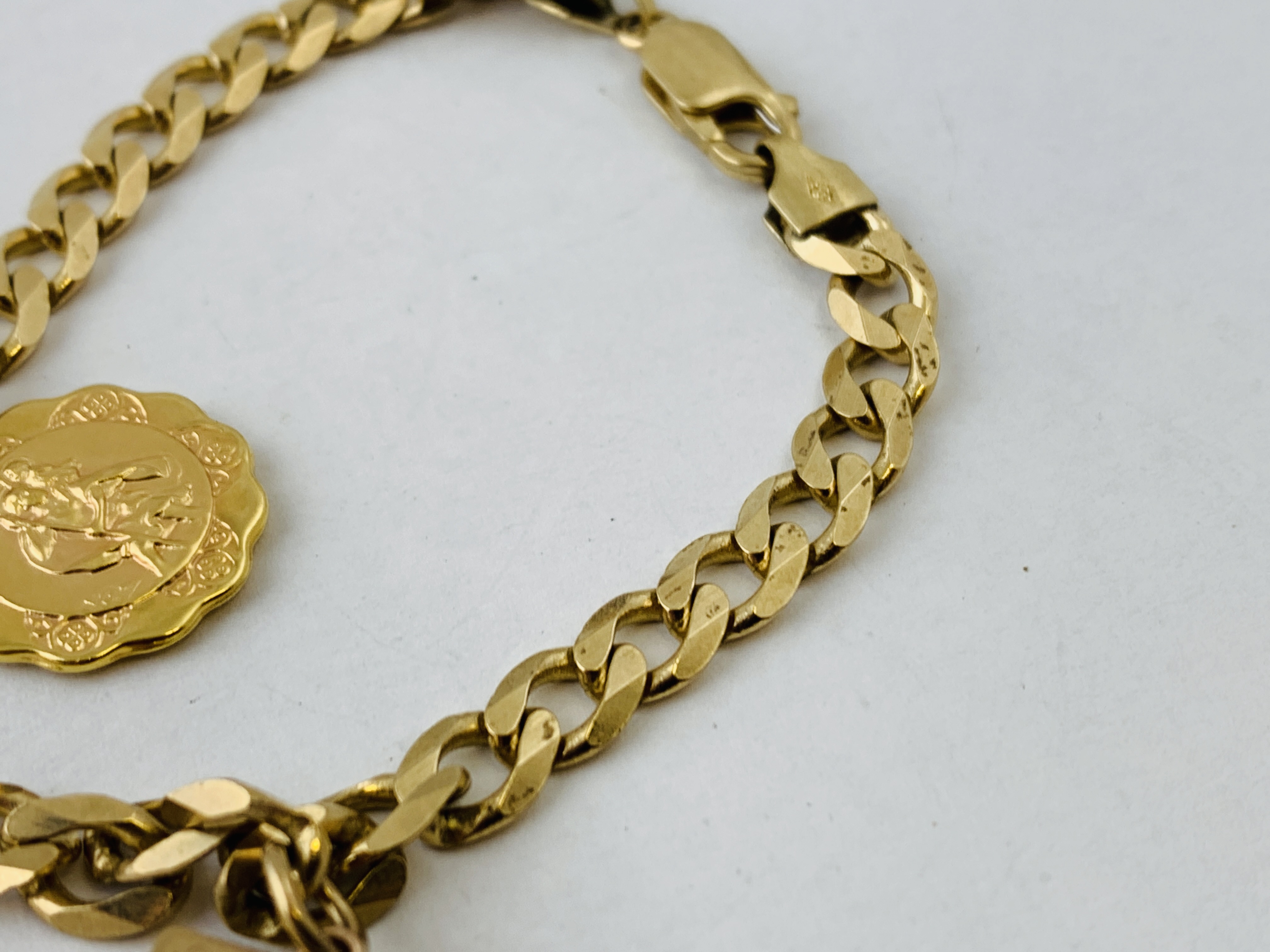 A 9CT GOLD FLAT LINK BRACELET WITH 9CT GOLD ST CHRISTOPHER AND BOOK CHARM ATTACHED - Image 5 of 9