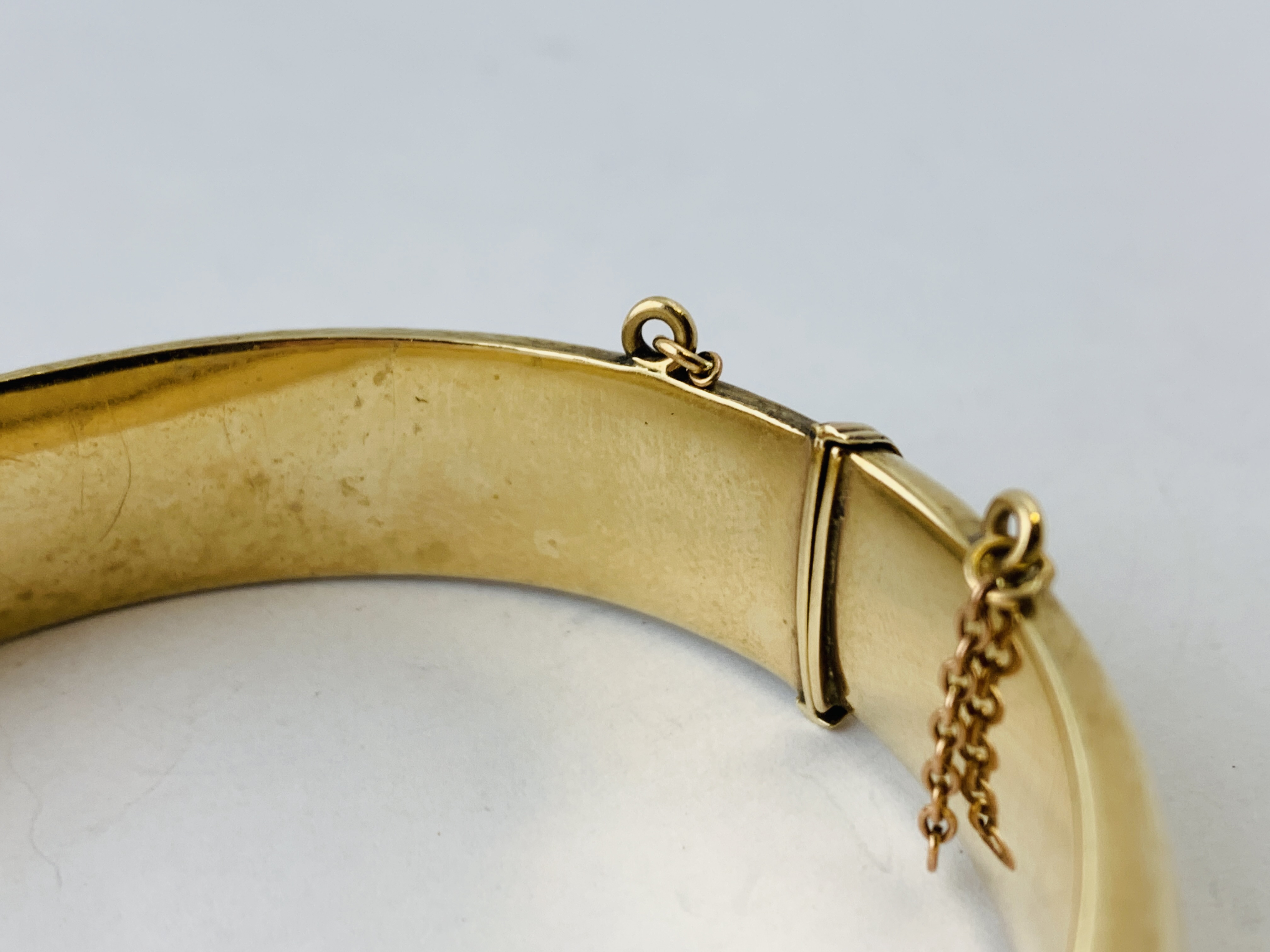 9CT GOLD HINGED BANGLE SET WITH 7 PALE BLUE DIAMONDS IN STAR SETTINGS - Image 6 of 9