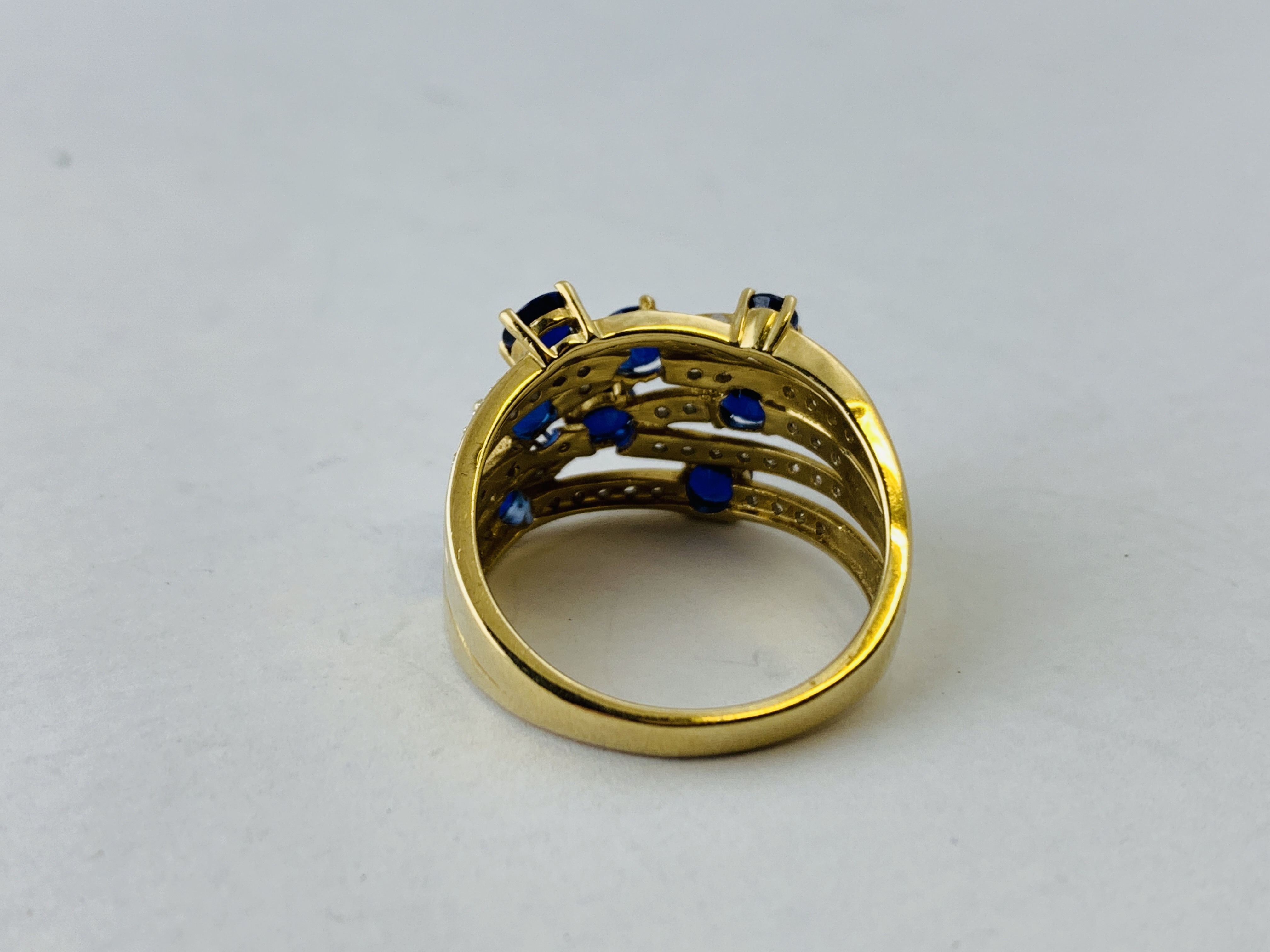 A 9CT GOLD DESIGNER WOVEN STRAND RING SET WITH 8 PRINCIPAL BLUE STONES THE STRANDS ENCRUSTED WITH - Image 5 of 7