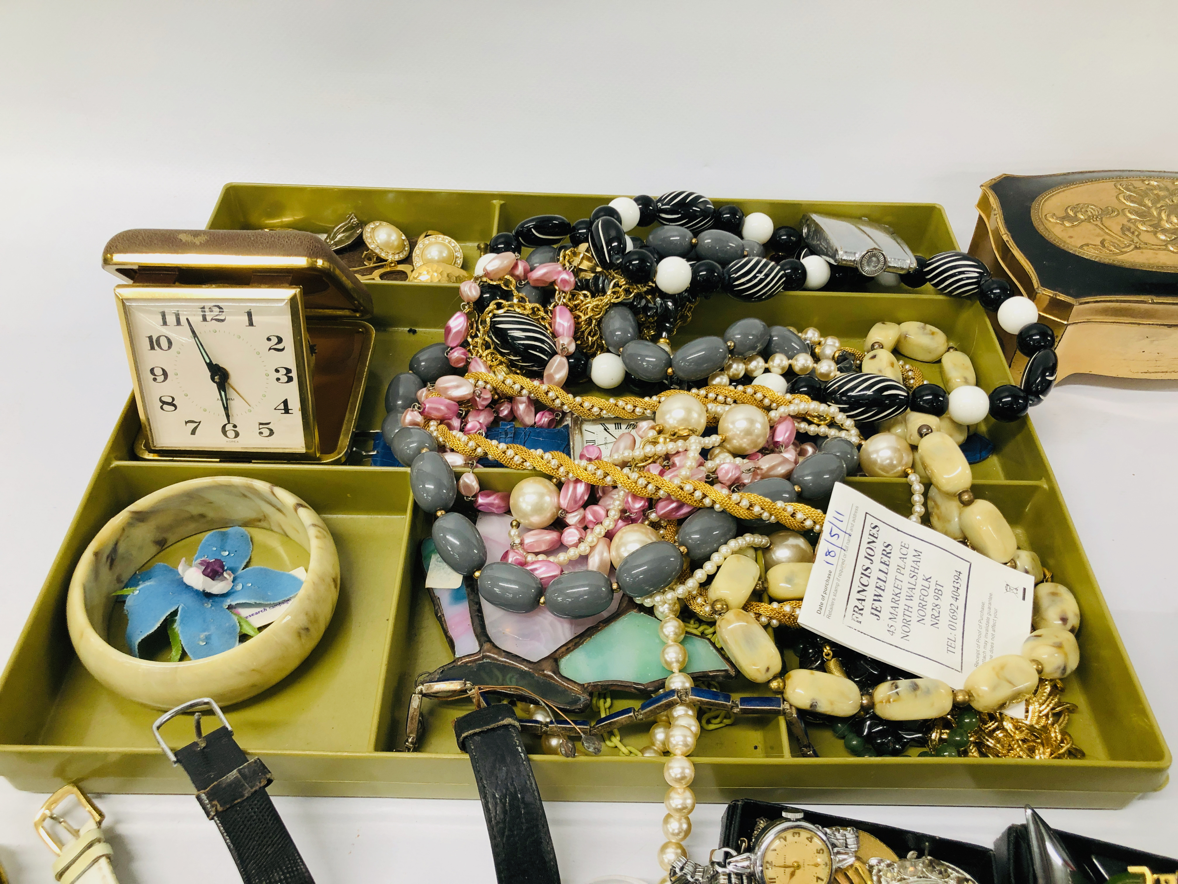 BOX OF ASSORTED VINTAGE COSTUME JEWELLERY TO INCLUDE BEADS, - Image 11 of 13