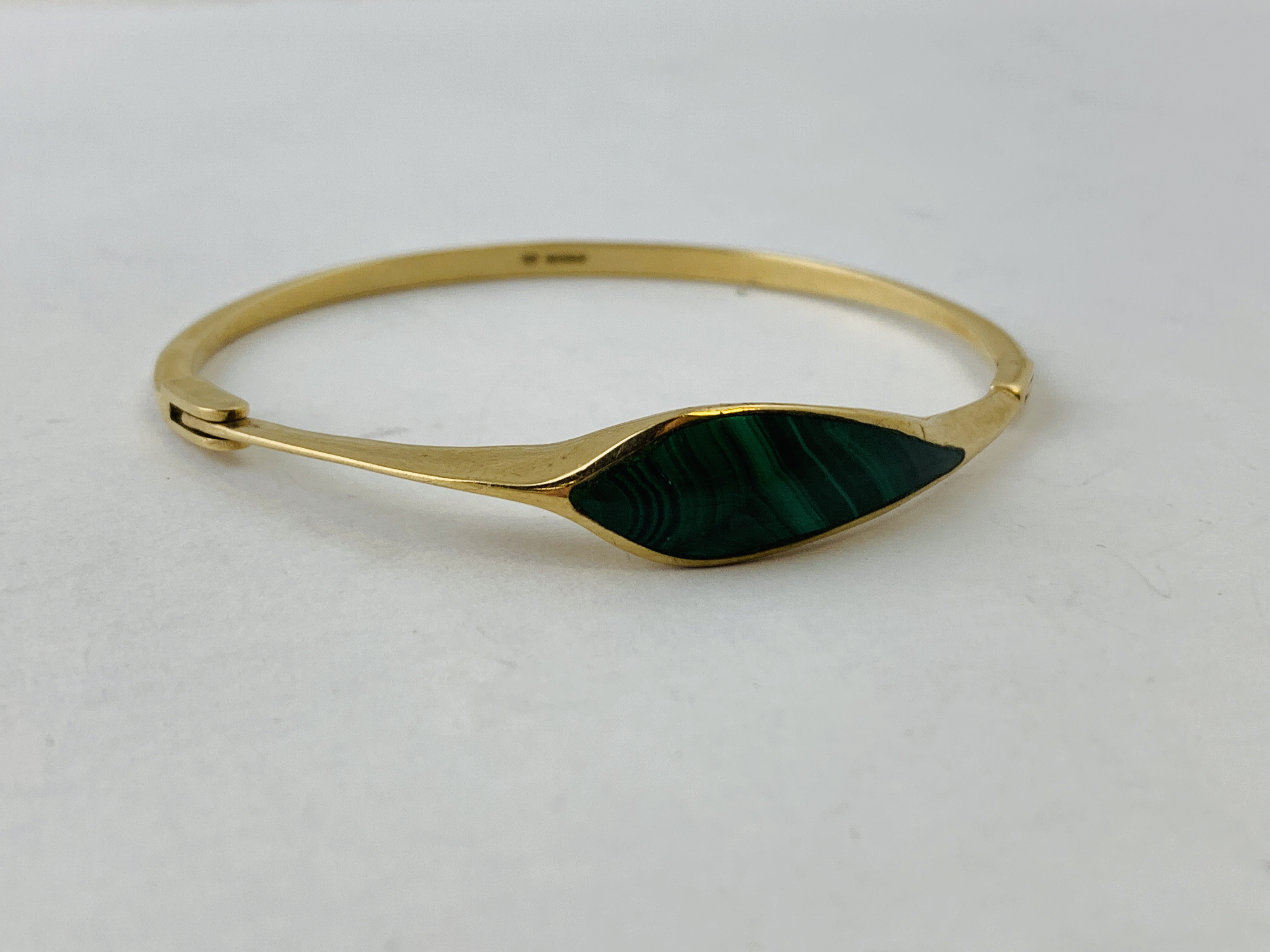 A 9CT GOLD BANGLE SET WITH POLISHED MALACHITE DETAIL - Image 2 of 4