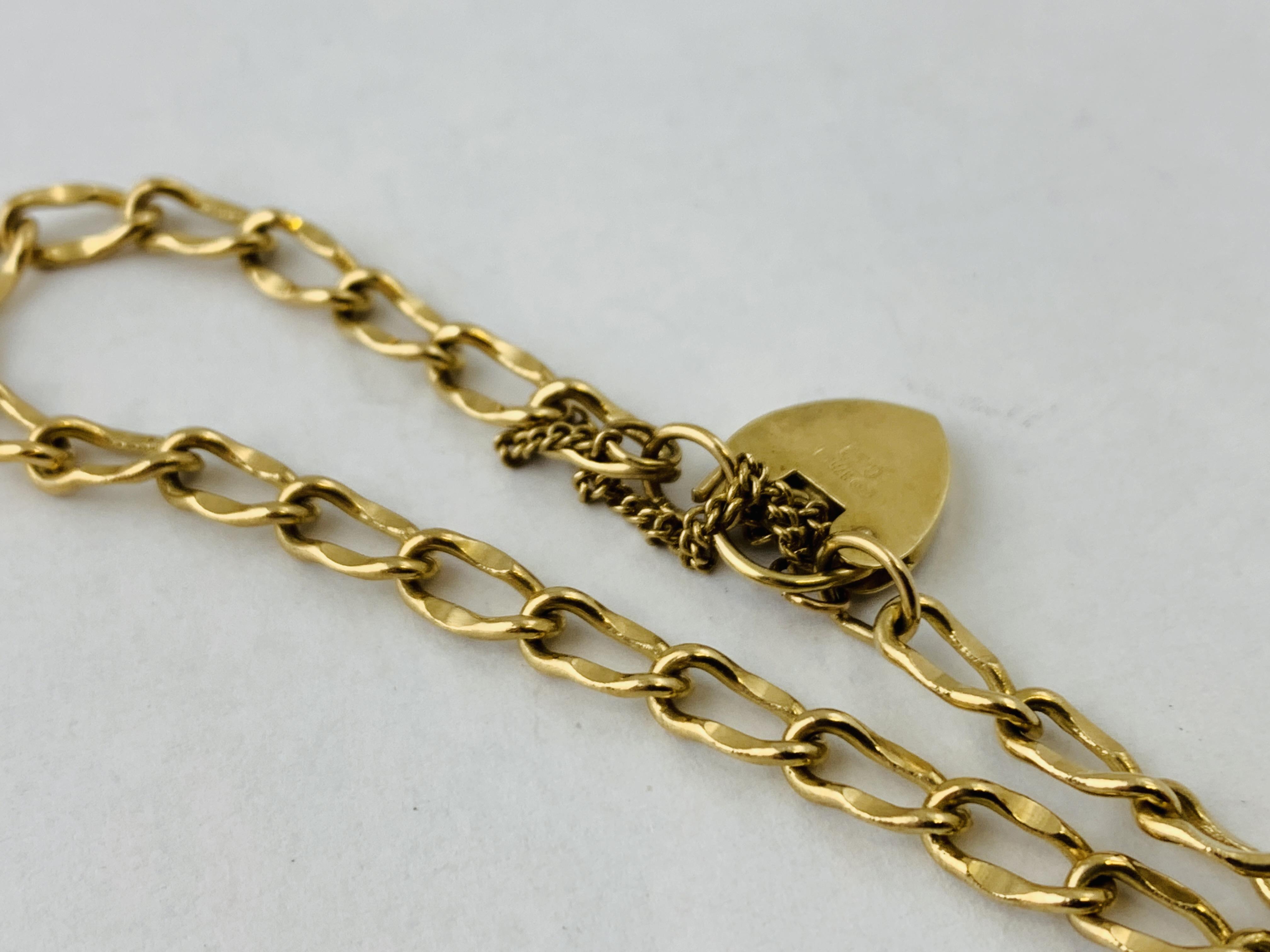 A 9CT GOLD BRACELET WITH HEART SHAPED PADLOCK CLASP AND YELLOW STONE SET PENDANT ATTACHED L 200MM - Image 3 of 9