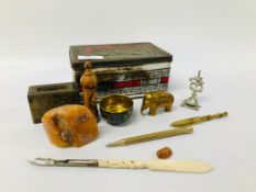 VINTAGE TIN OF COLLECTIBLES TO INCLUDE AMBER TYPE STONE, MATCHBOX HOLDER, PROPELLING PENCIL ETC.