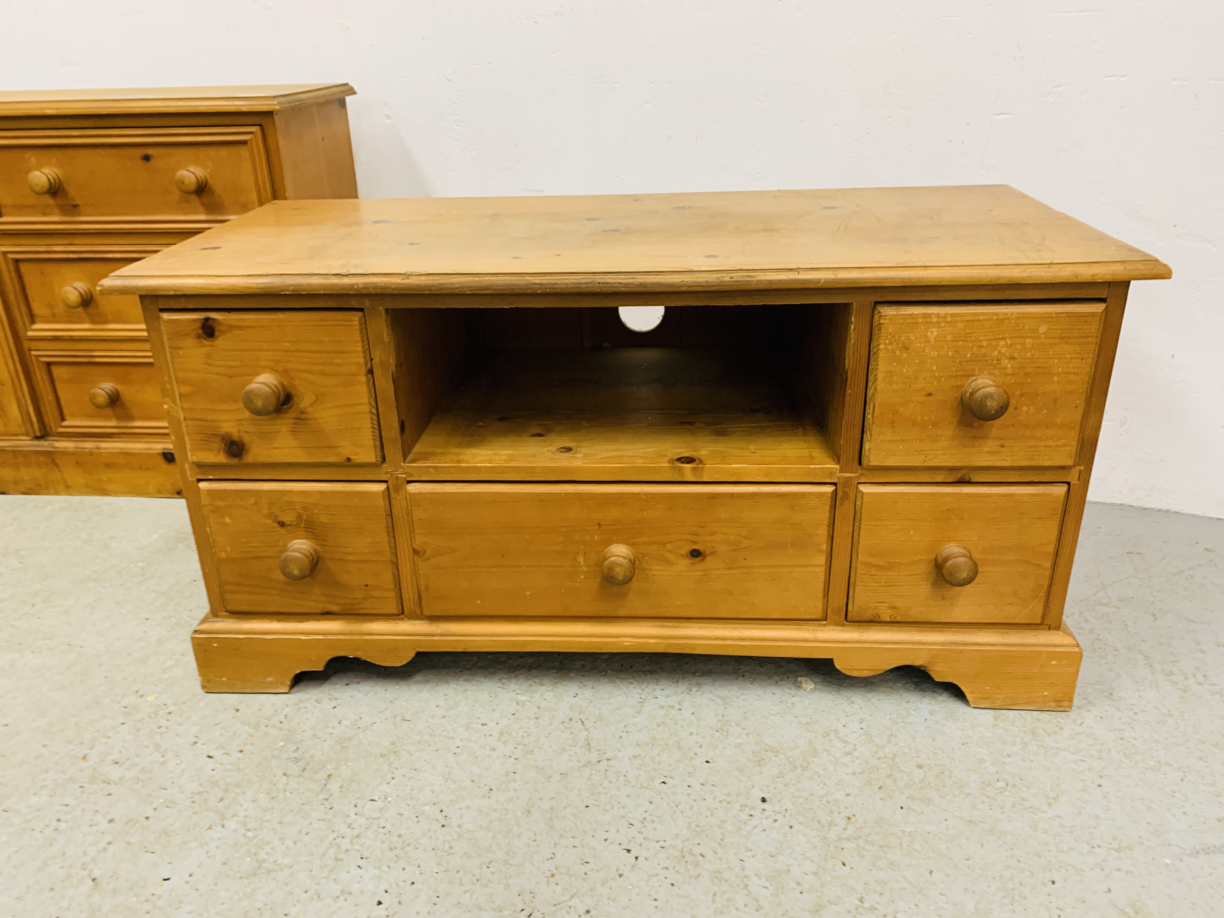 A LOW LEVEL HONEY PINE FIVE DRAWER ENTERTAINMENT STAND - W 98CM. D 42CM. H 49CM. - Image 2 of 7