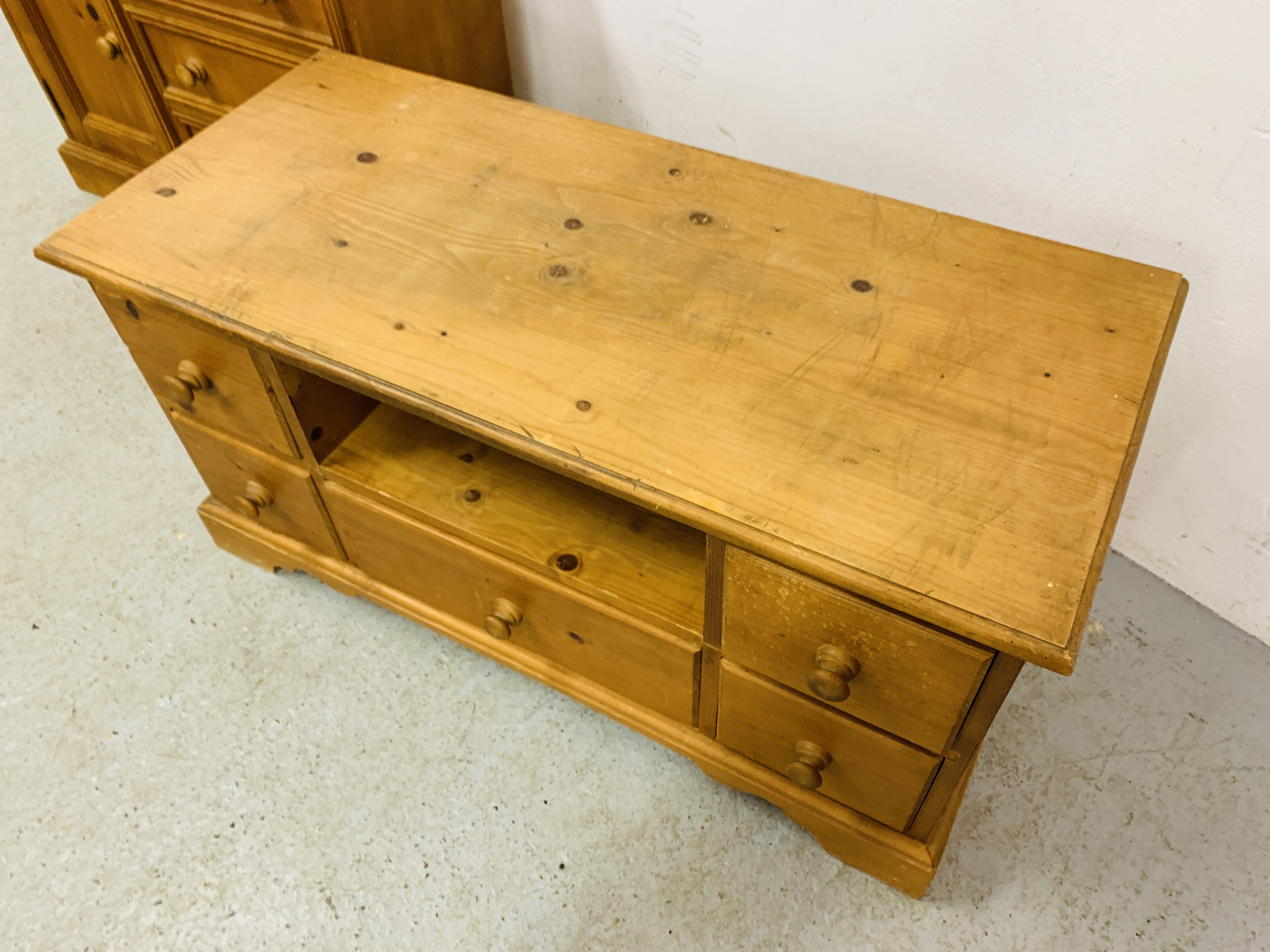 A LOW LEVEL HONEY PINE FIVE DRAWER ENTERTAINMENT STAND - W 98CM. D 42CM. H 49CM. - Image 4 of 7