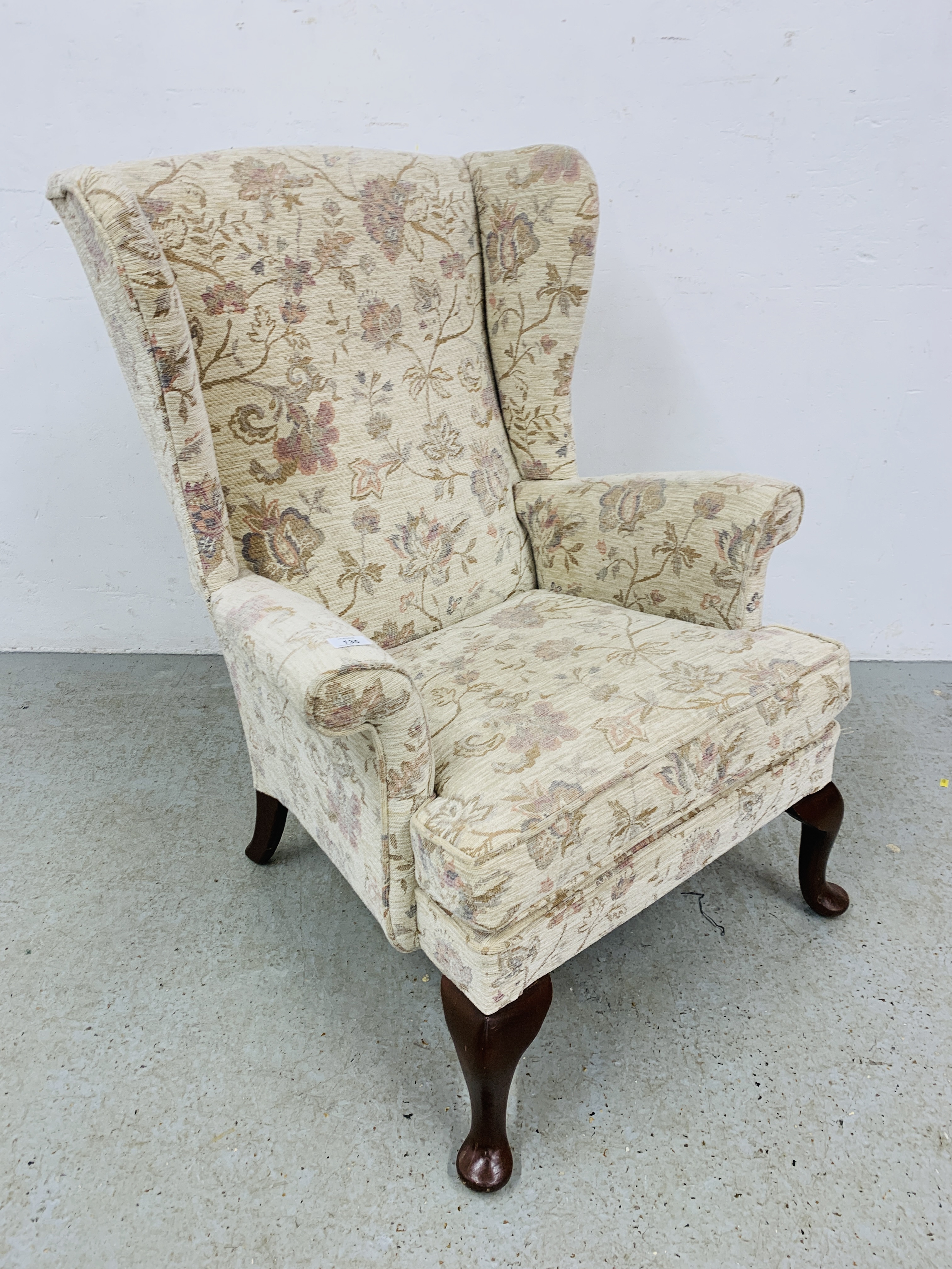 A MODERN PARKER KNOLL FIRESIDE CHAIR - MODEL PK 720 MK3 (CREAM PINK UPHOLSTERY)