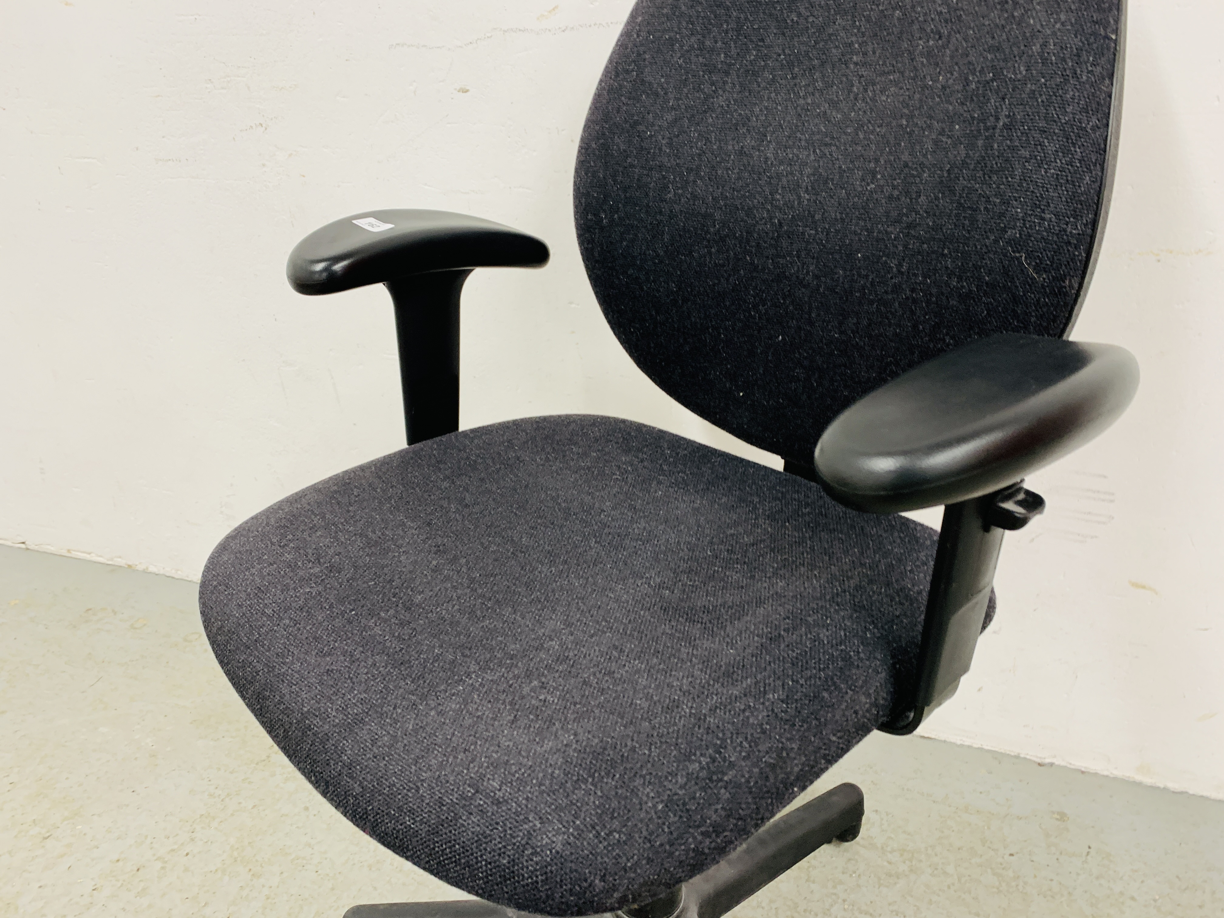 A GOOD QUALITY MODERN REVOLVING OFFICE CHAIR - Image 4 of 4