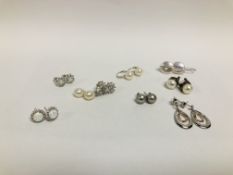 8 X PAIRS OF ASSORTED DESIGNER SILVER EARRINGS TO INCLUDE PEARL AND OPAL ETC.