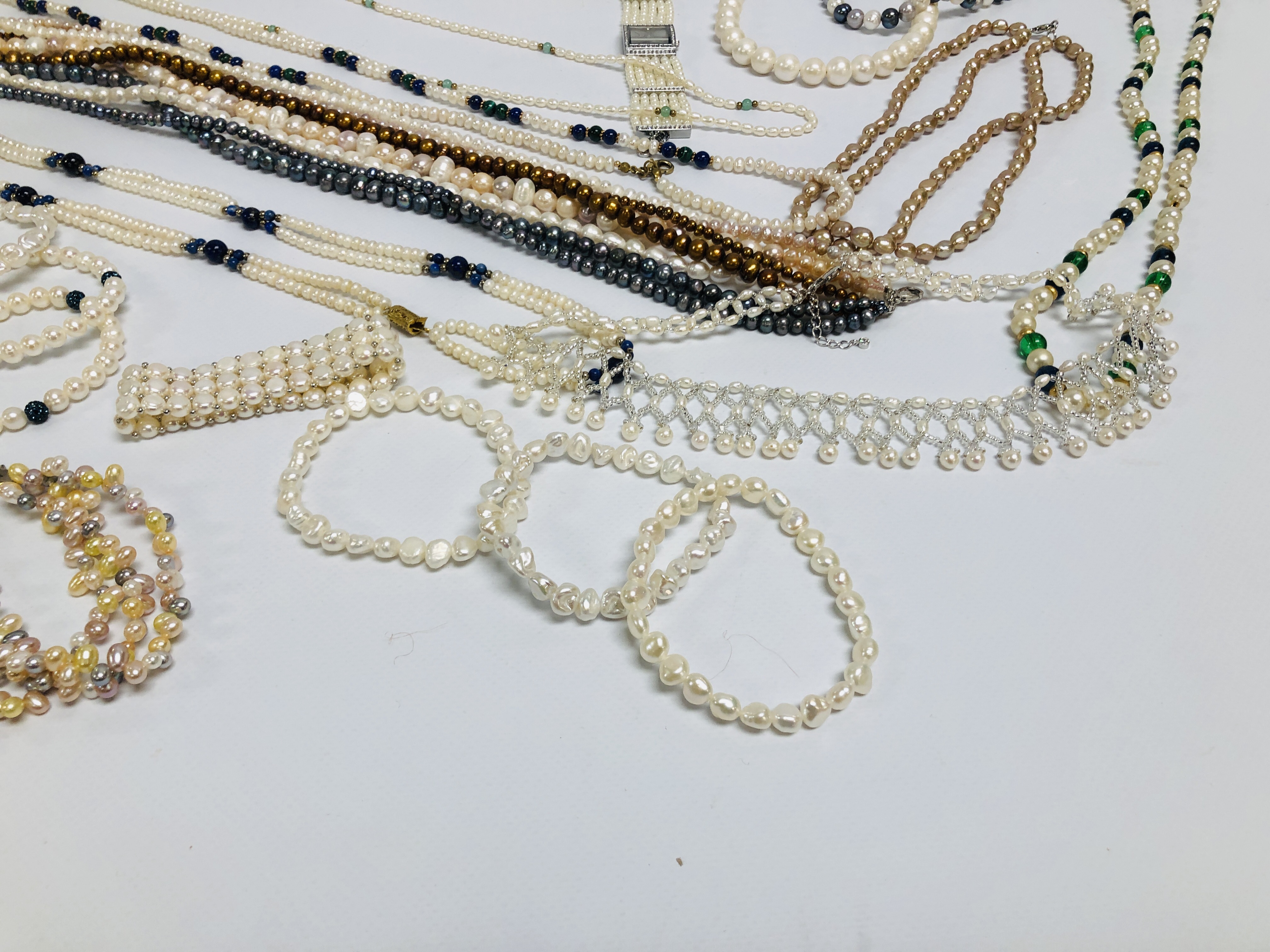 A GROUP OF MODERN BEADED NECKLACES, - Image 3 of 9