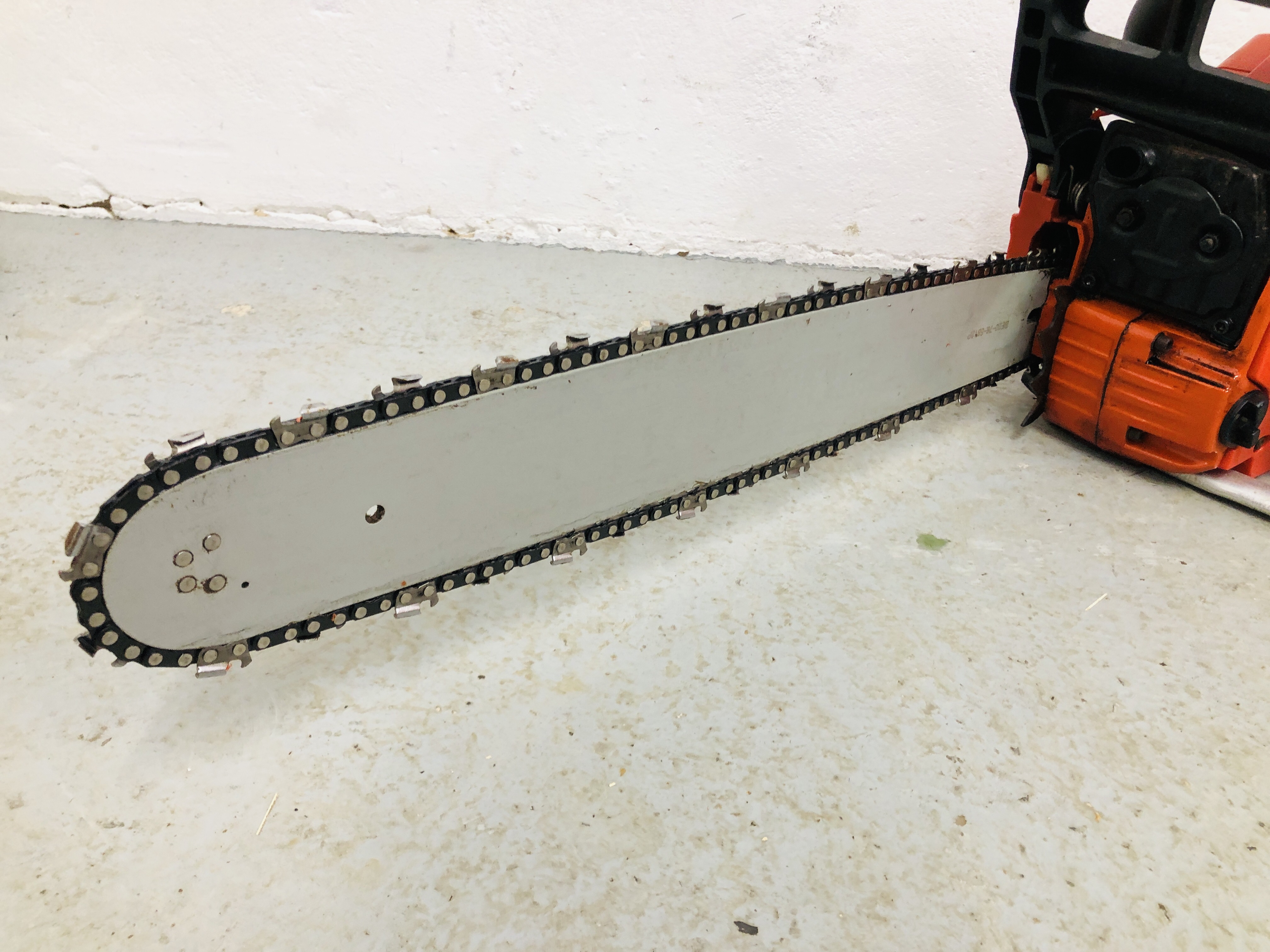 PETROL 20 INCH CHAINSAW - SOLD AS SEEN - Image 2 of 5