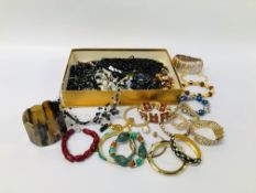 TRAY OF ASSORTED COSTUME BEADS AND BANGLES TO INCLUDE HORN STYLE BANGLE,