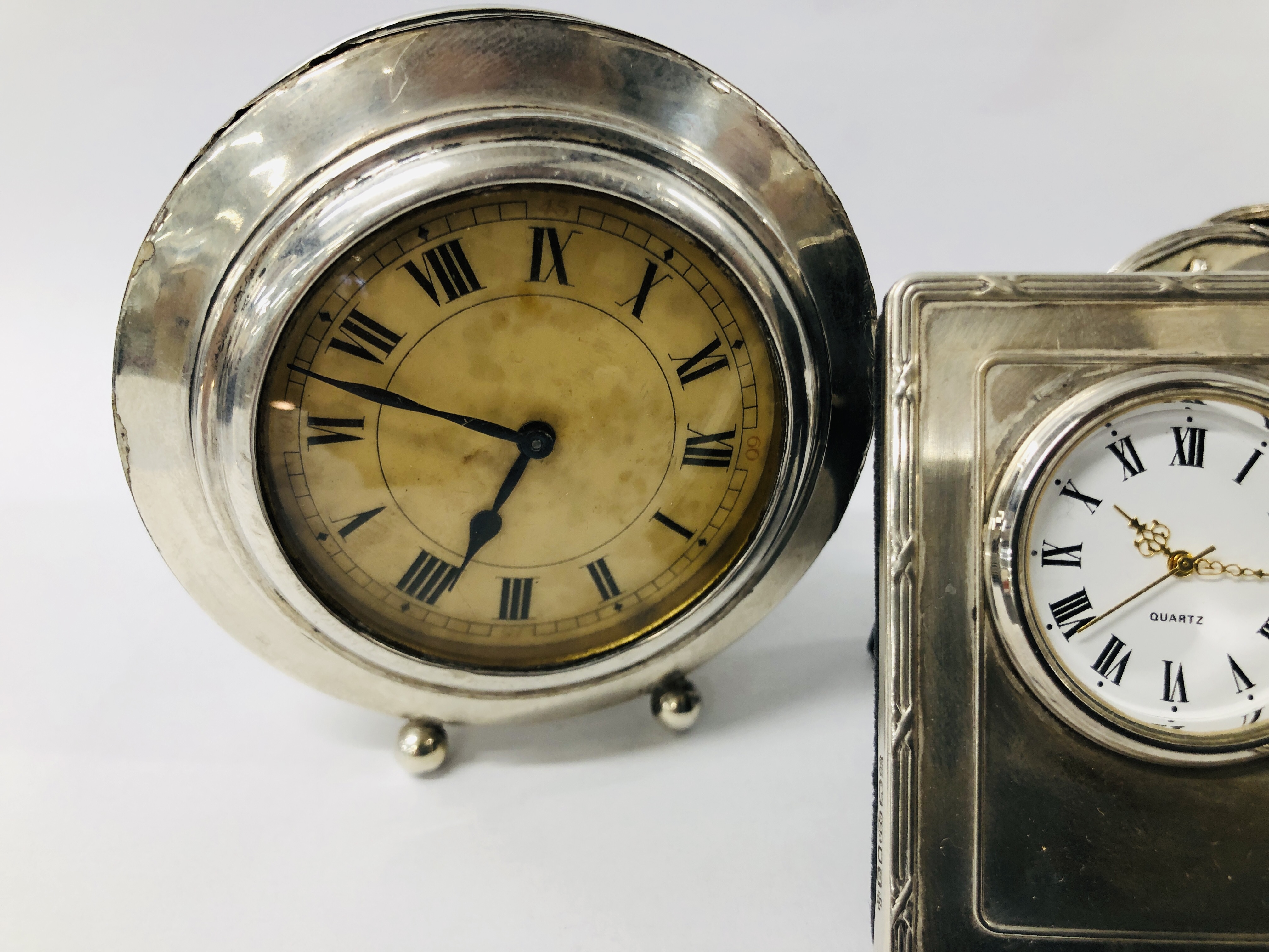 A SMALL SILVER CASED 30 HOUR BEDSIDE CLOCK ALONG WITH A SMALL QUARTZ CLOCK WITH SILVER MOUNT, - Image 4 of 11