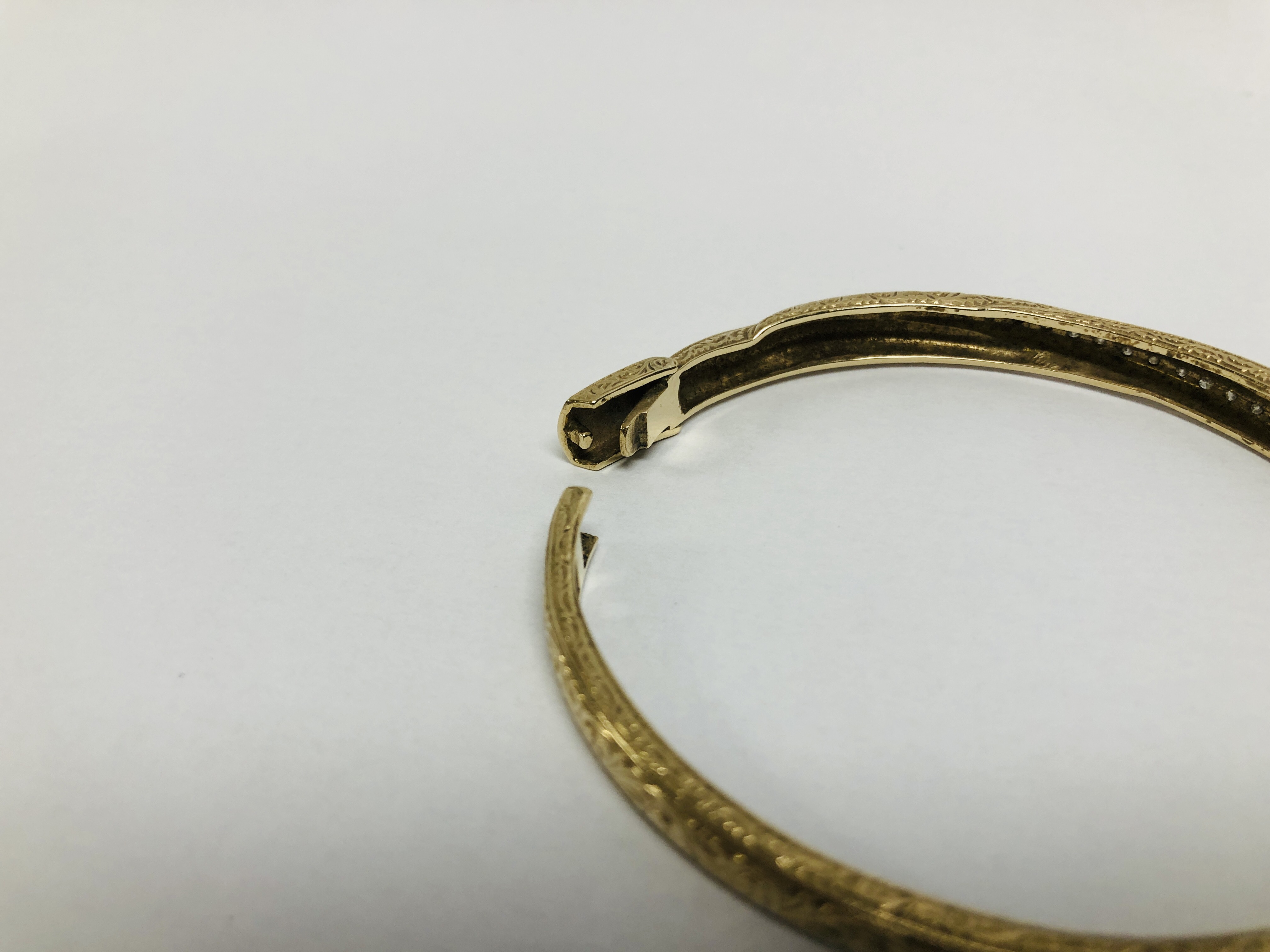 9CT GOLD DESIGNER HINGED BANGLE WITH CHASED DECORATION, - Image 7 of 8