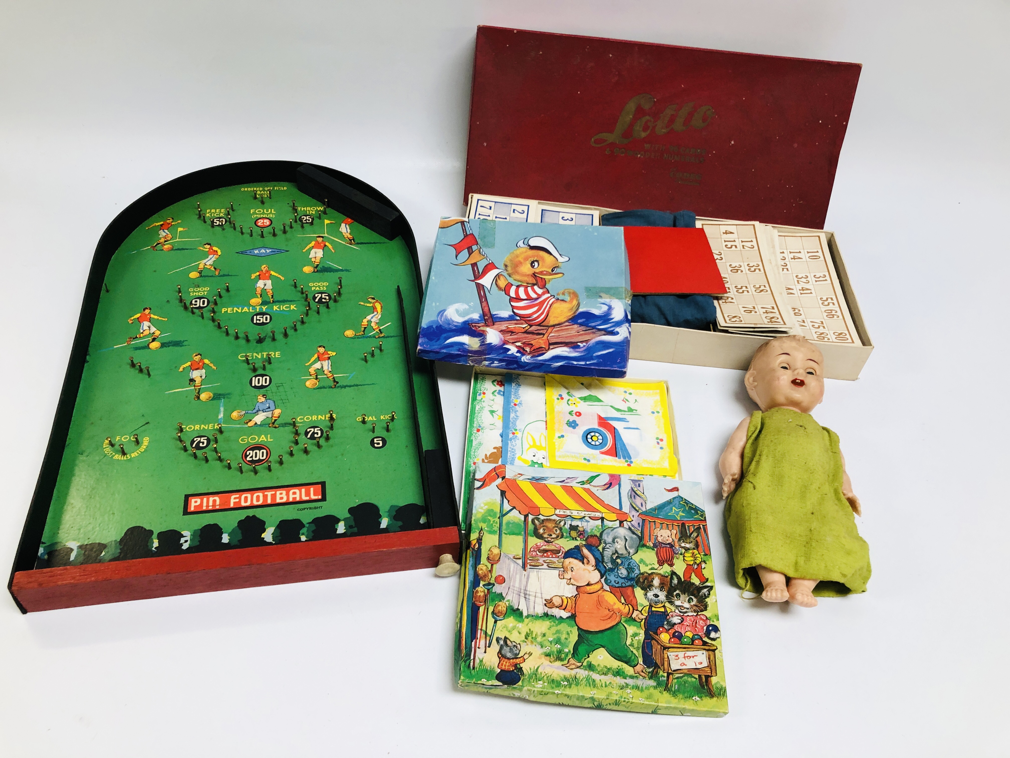 BOX OF ASSORTED BOXED VINTAGE CHRISTMAS CRACKERS AND DECORATIONS + BOX OF VINTAGE GAMES TO INCLUDE - Image 10 of 15