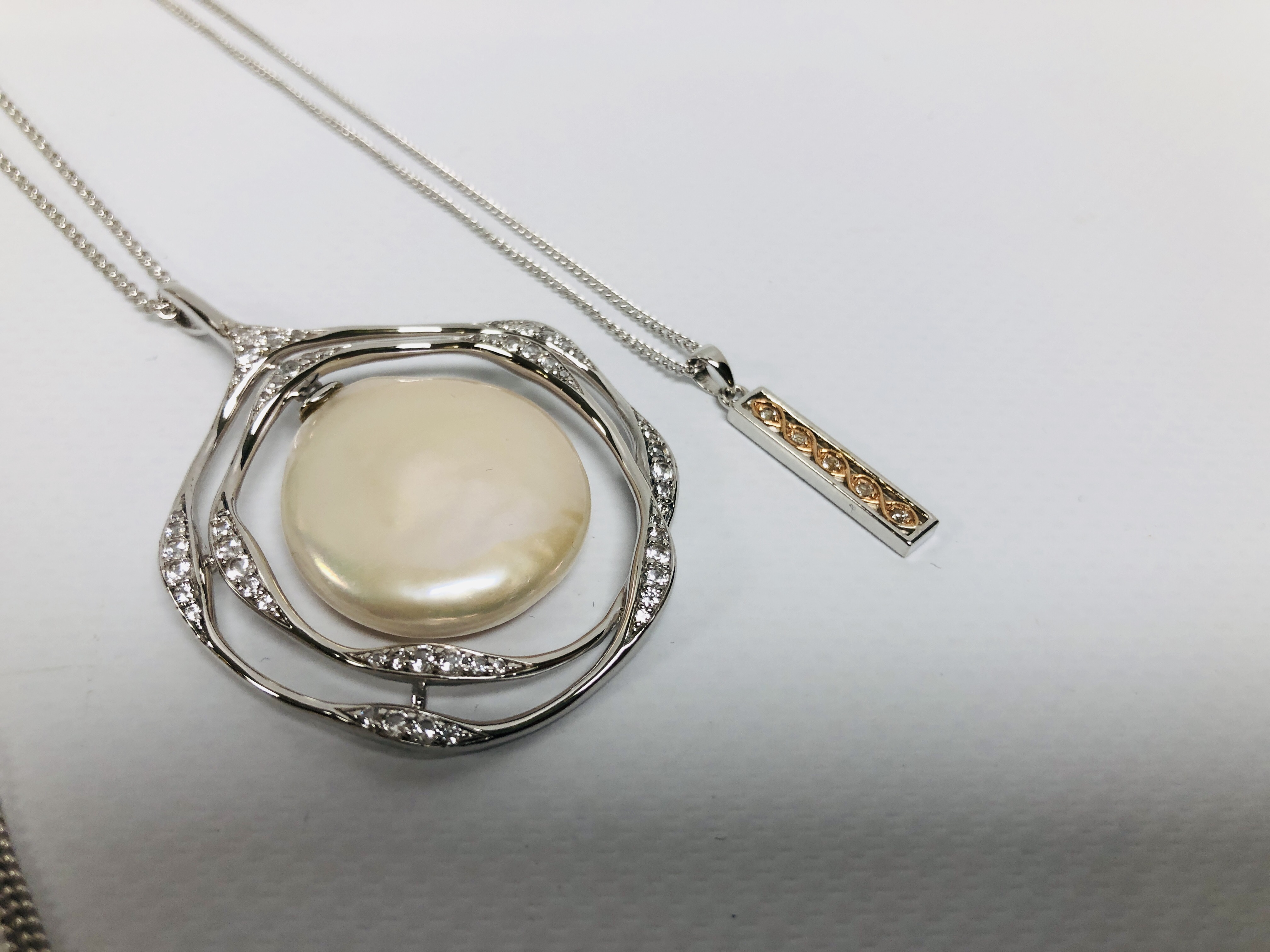 4 X SILVER DESIGNER PENDANT NECKLACES TWO OF WHICH ARE MARKED "CLOGAU" + PAIR OF MULTI PEARL DROP - Image 5 of 7