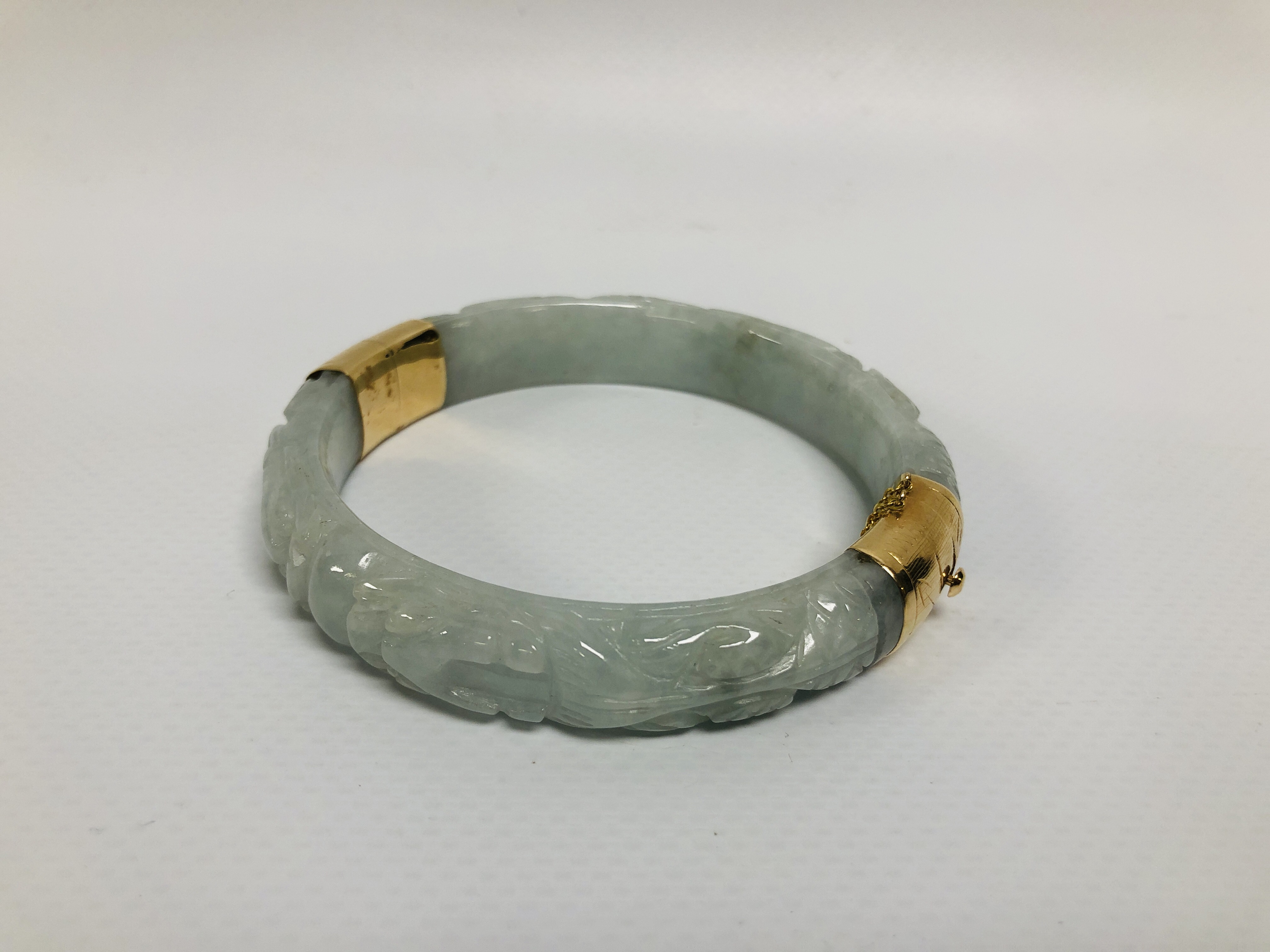 JADE NECKLACE THE LINKS AND CLASP 14CT GOLD ALONG WITH A JADE HINGED BANGLE THE CLASP AND HINGE - Image 4 of 7