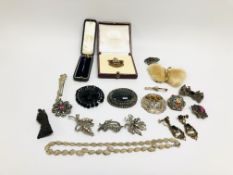 TRAY OF ASSORTED VINTAGE JEWELLERY TO INCLUDE A MICRO MOSAIC BROOCH, SILVER SCOTTISH THISTLE BROOCH,