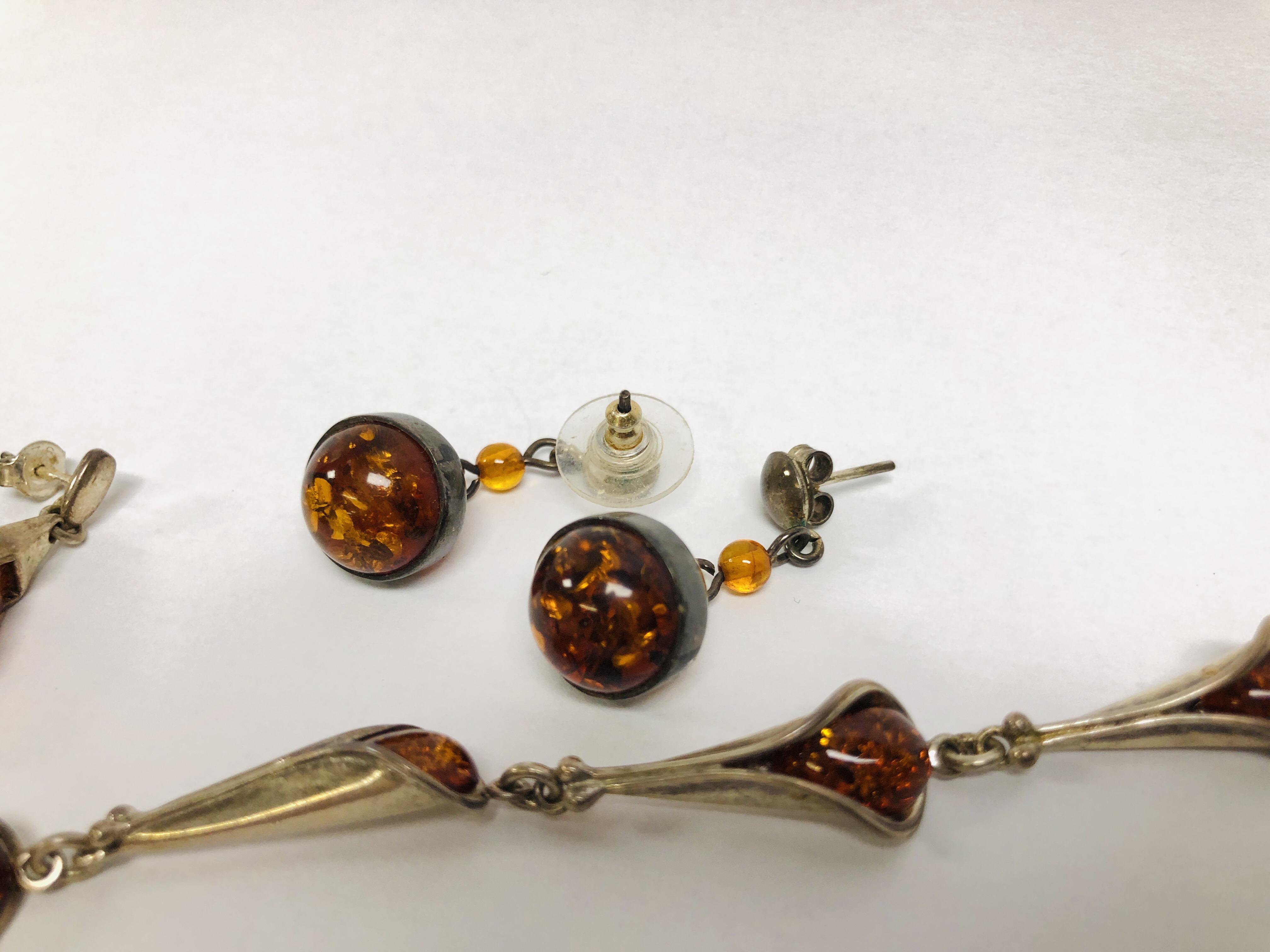 COLLECTION OF DESIGNER WHITE METAL AND SILVER AMBER SET JEWELLERY TO INCLUDE 2 X BRACELETS AND 2 X - Image 8 of 10