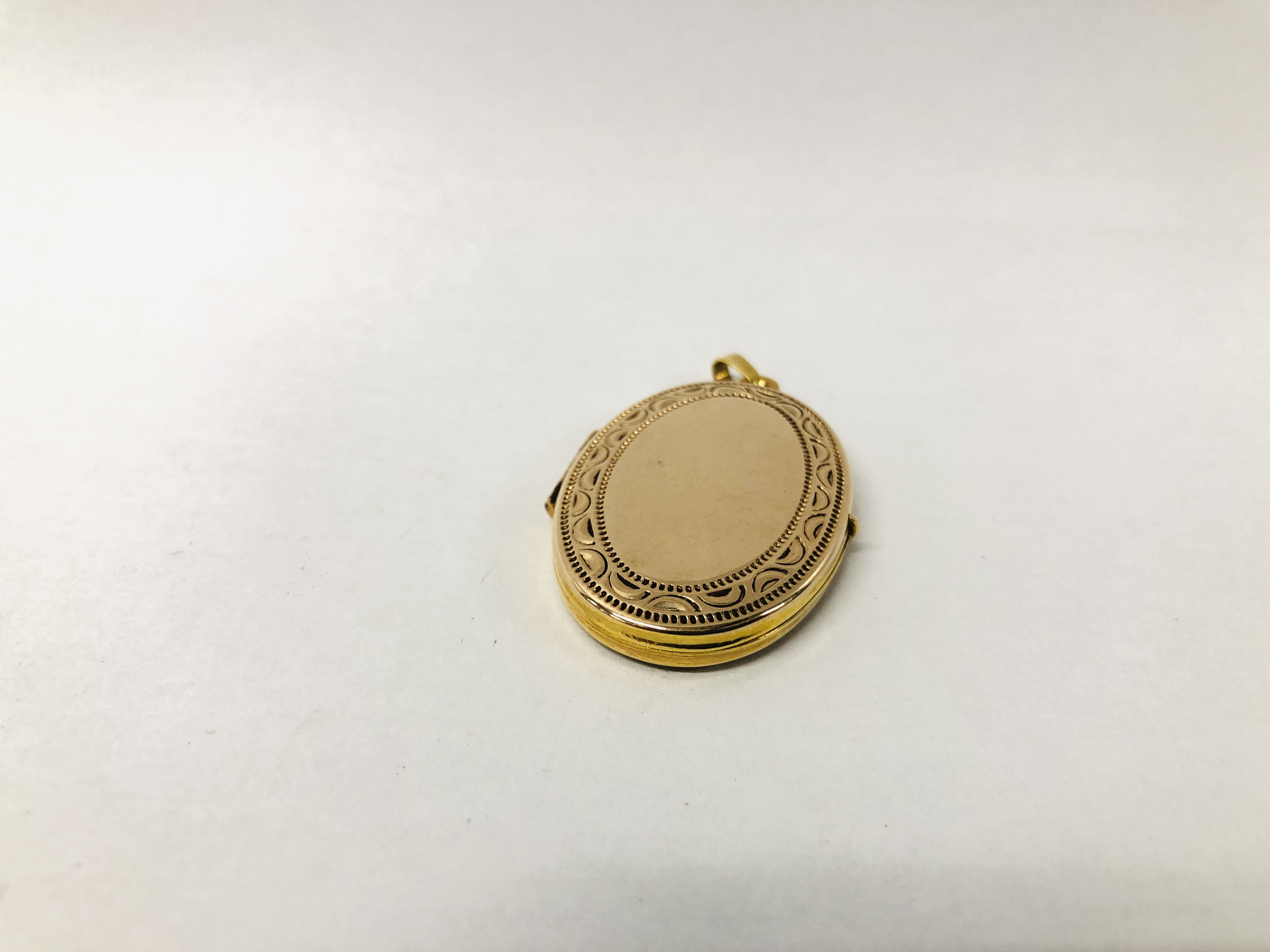 A 9CT HINGED OVAL LOCKET - HEIGHT 35MM - Image 2 of 8
