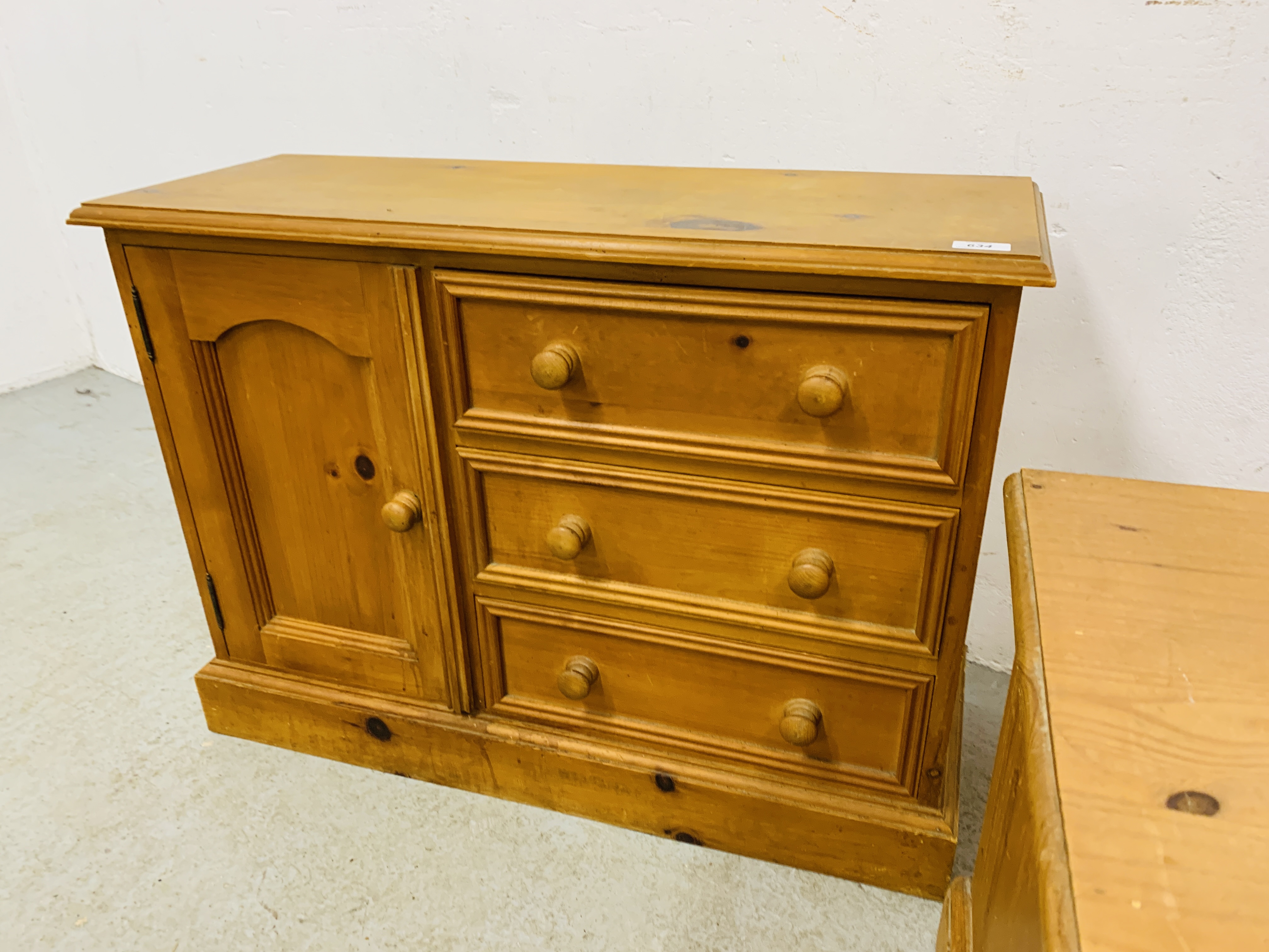 A LOW LEVEL HONEY PINE FIVE DRAWER ENTERTAINMENT STAND - W 98CM. D 42CM. H 49CM. - Image 5 of 7