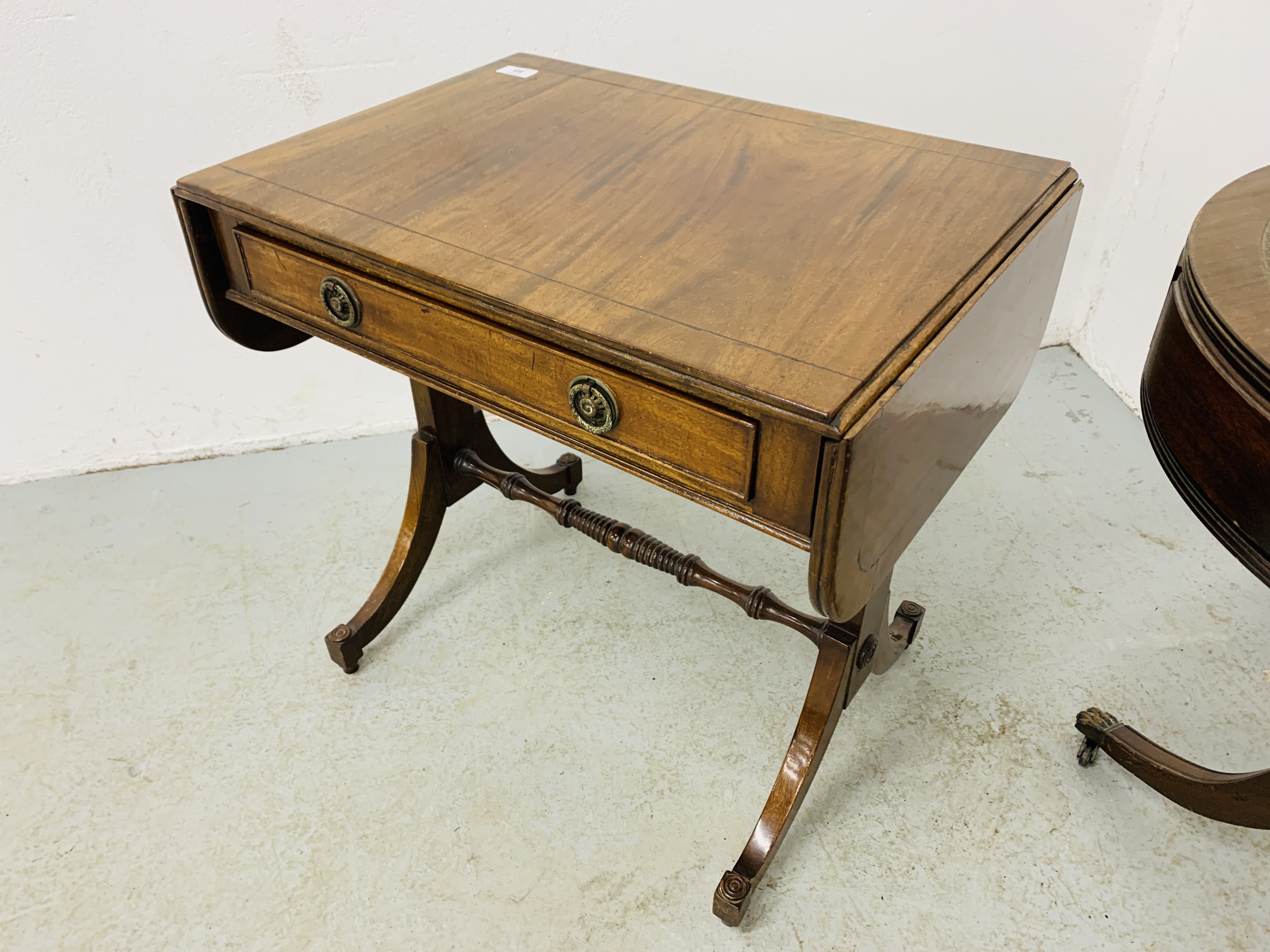 A REPRODUCTION DROP FLAP SINGLE DRAWER OCCASIONAL TABLE AND REPRODUCTION MAHOGANY FINISH PEDESTAL - Image 3 of 9