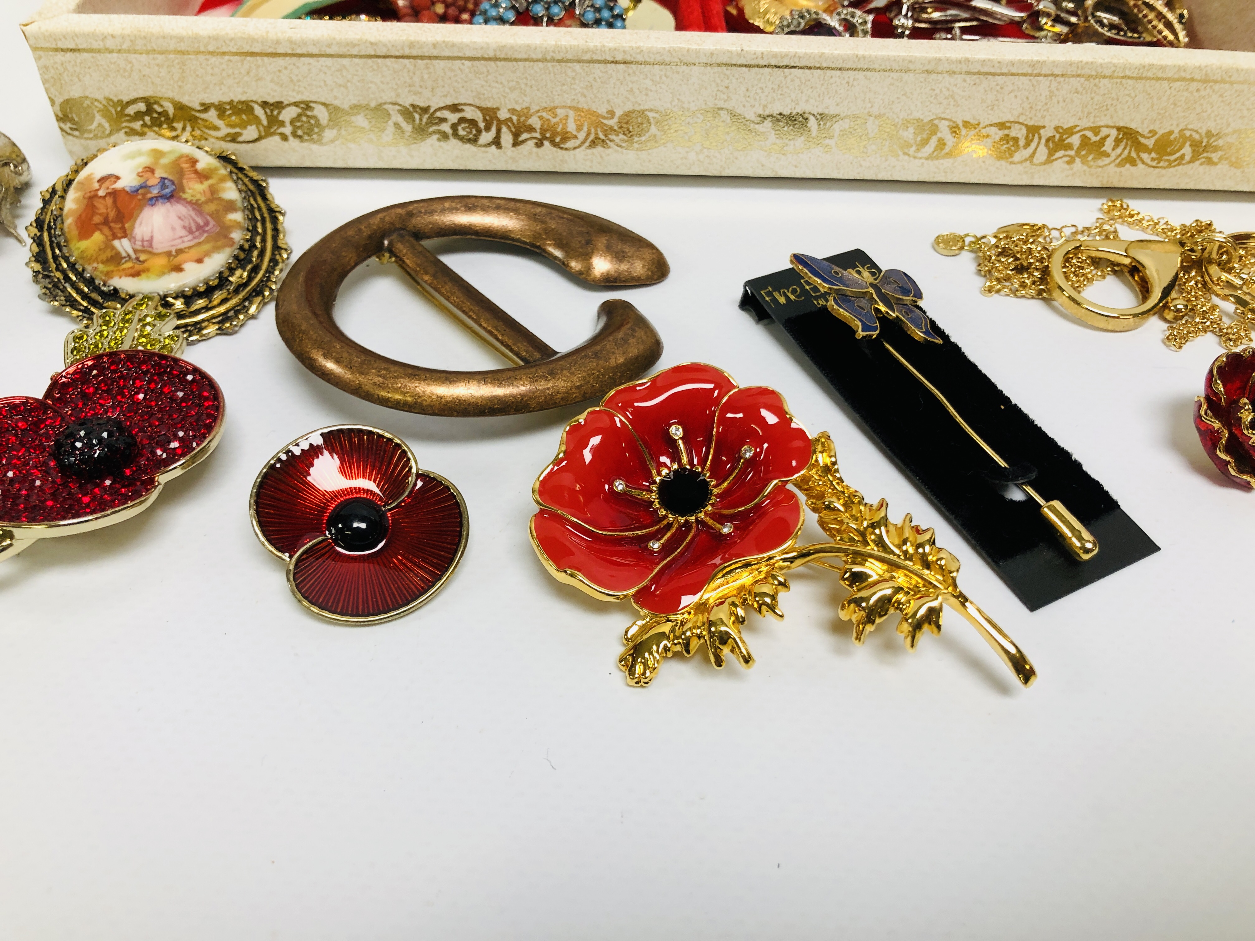 JEWELLERY BOX AND CONTENTS TO INCLUDE VARIOUS BROOCHES, ENAMELLED POPPY BROOCHES AND NECKLACE, - Image 5 of 7