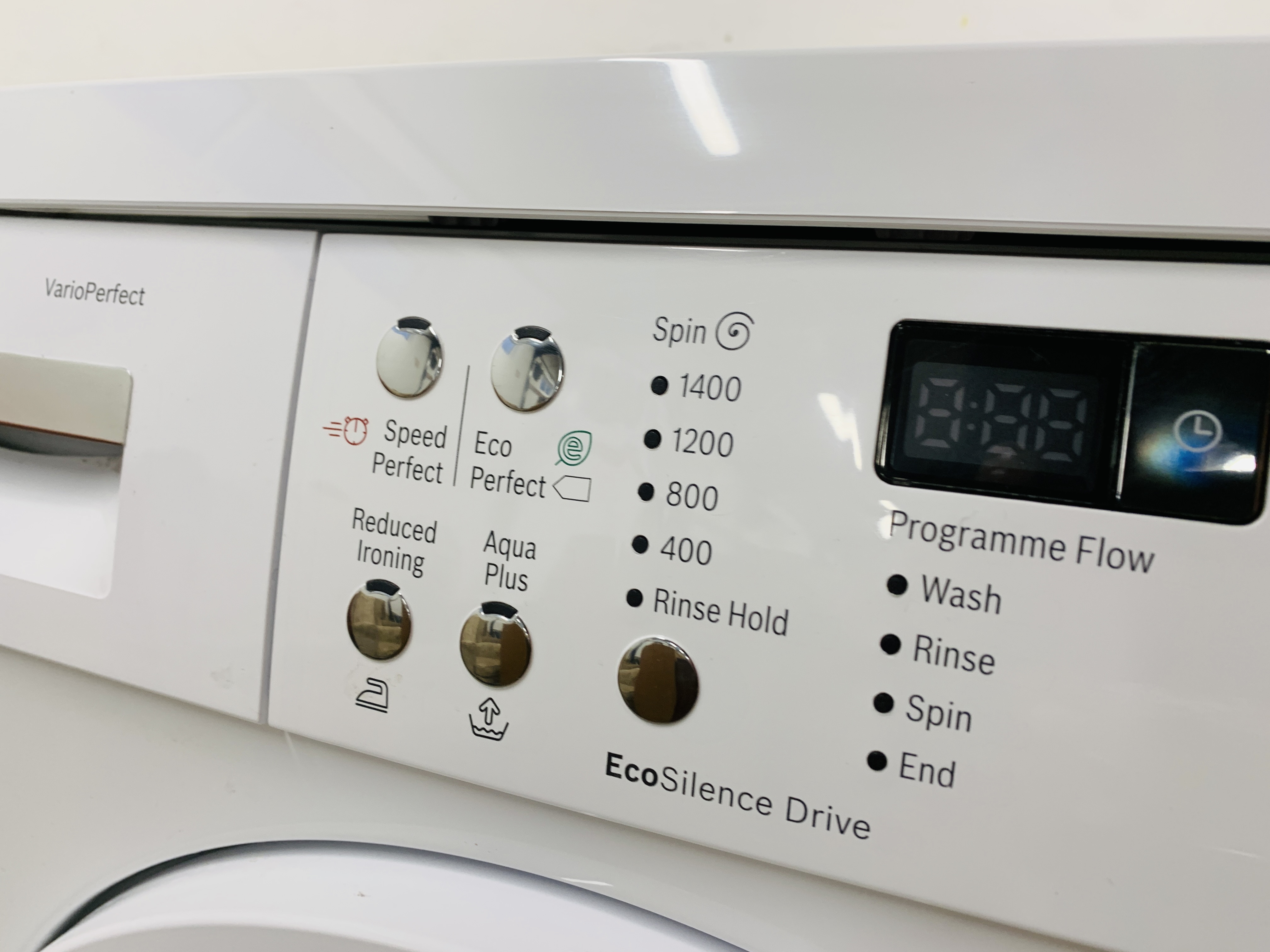 A BOSCH VARIO PERFECT WASHING MACHINE - SOLD AS SEEN - Image 4 of 9