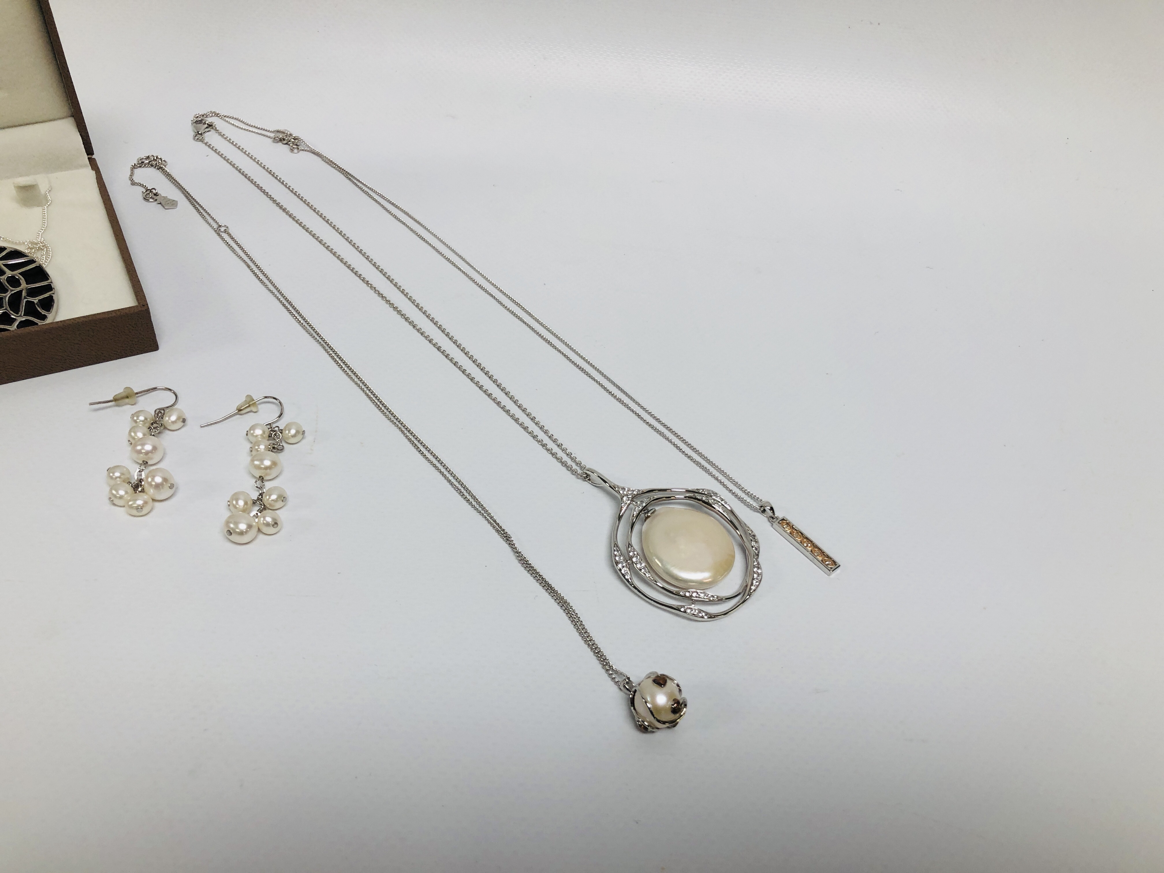 4 X SILVER DESIGNER PENDANT NECKLACES TWO OF WHICH ARE MARKED "CLOGAU" + PAIR OF MULTI PEARL DROP - Image 6 of 7