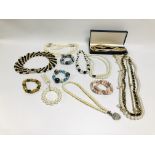 TRAY OF ASSORTED MODERN BEADED NECKLACES AND BRACELETS TO INCLUDE SIMULATED PEARLS ETC