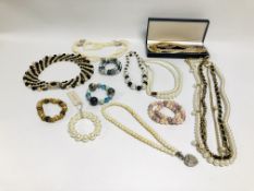 TRAY OF ASSORTED MODERN BEADED NECKLACES AND BRACELETS TO INCLUDE SIMULATED PEARLS ETC