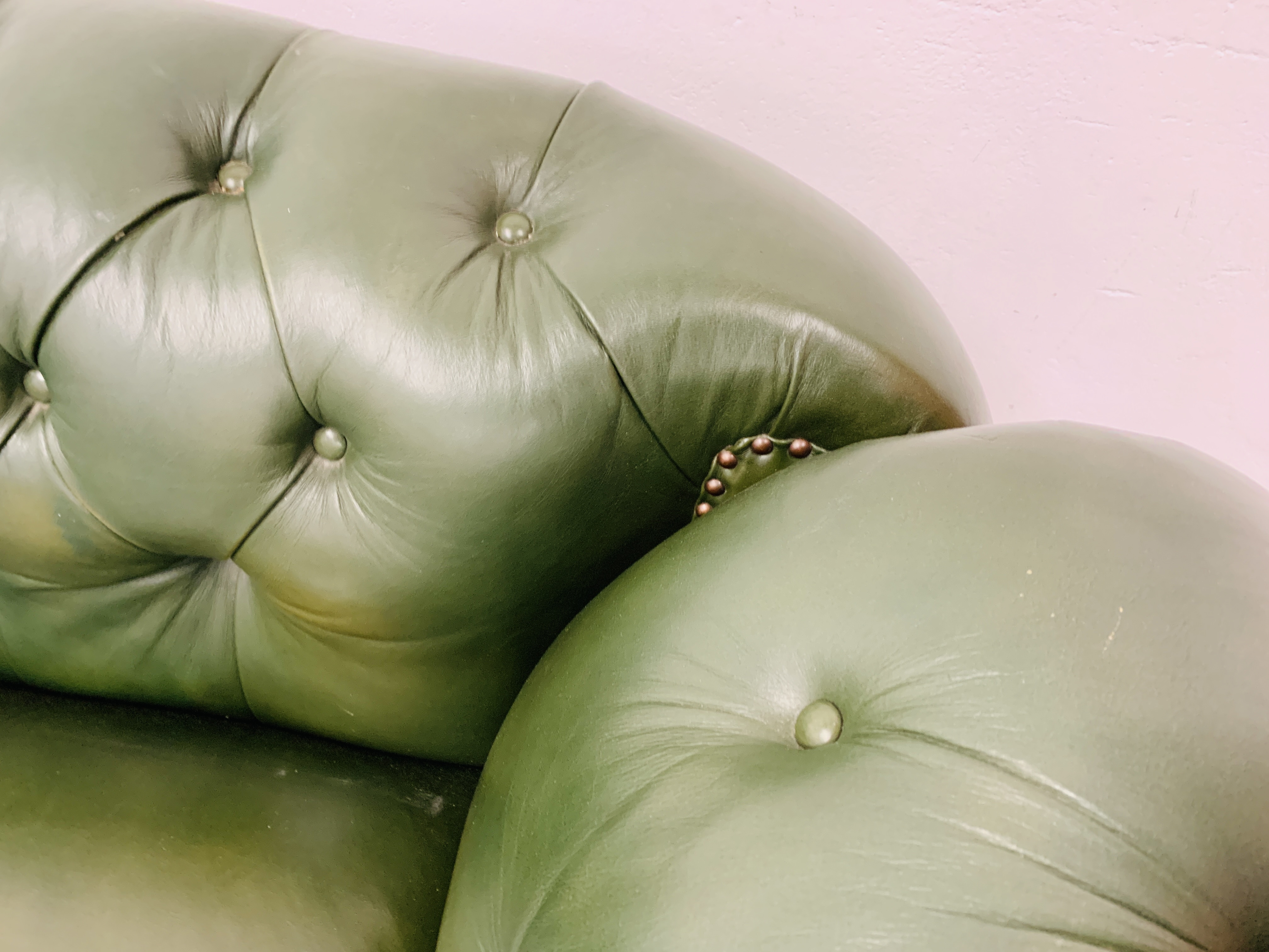 A GREEN LEATHER BUTTON BACK DROP END CHESTERFIELD STYLE SOFA WITH FOOT STOOL. - Image 10 of 13