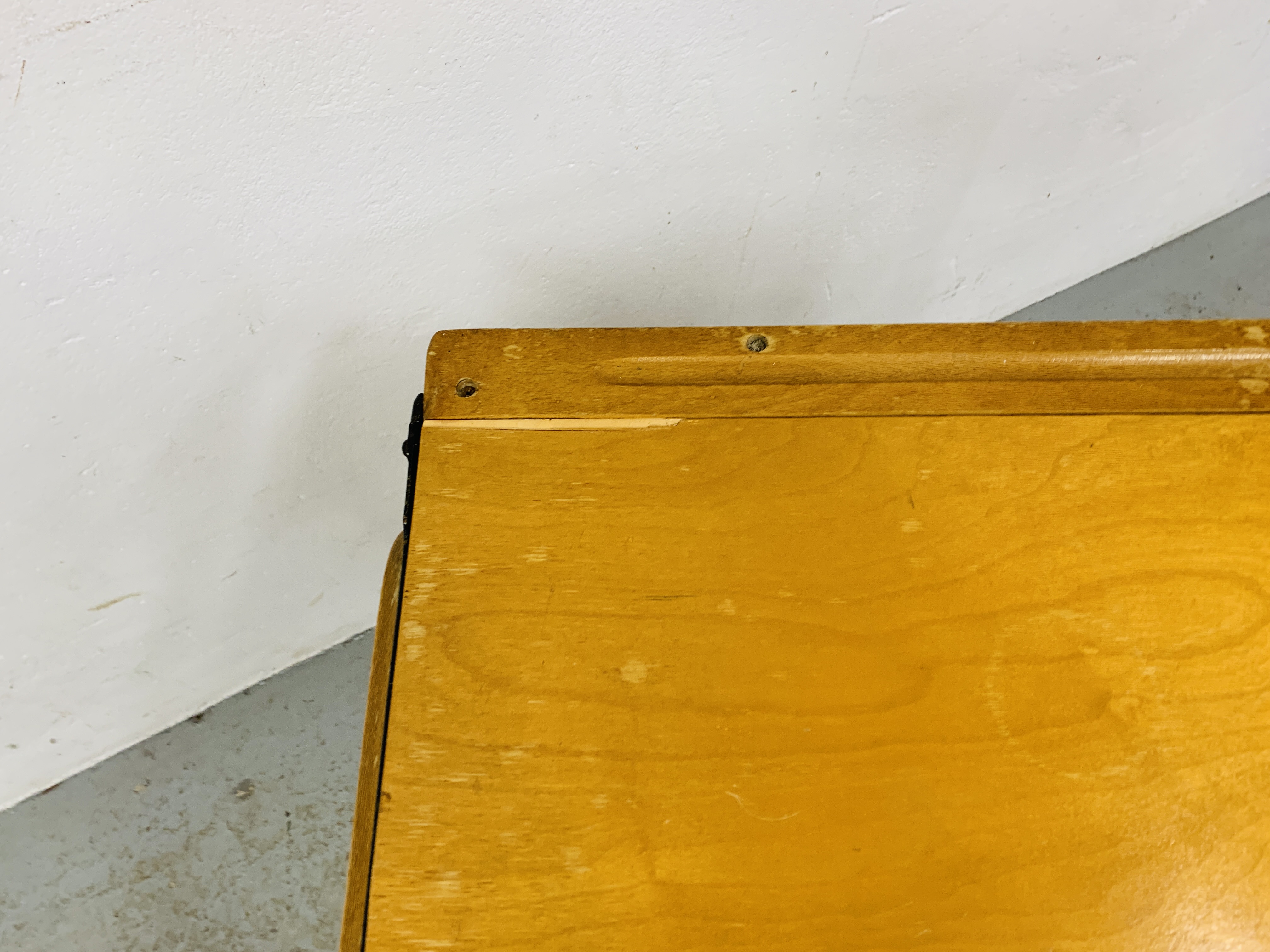 A SMALL CHILD'S DESK AND MATCHING CHAIR - Image 8 of 8