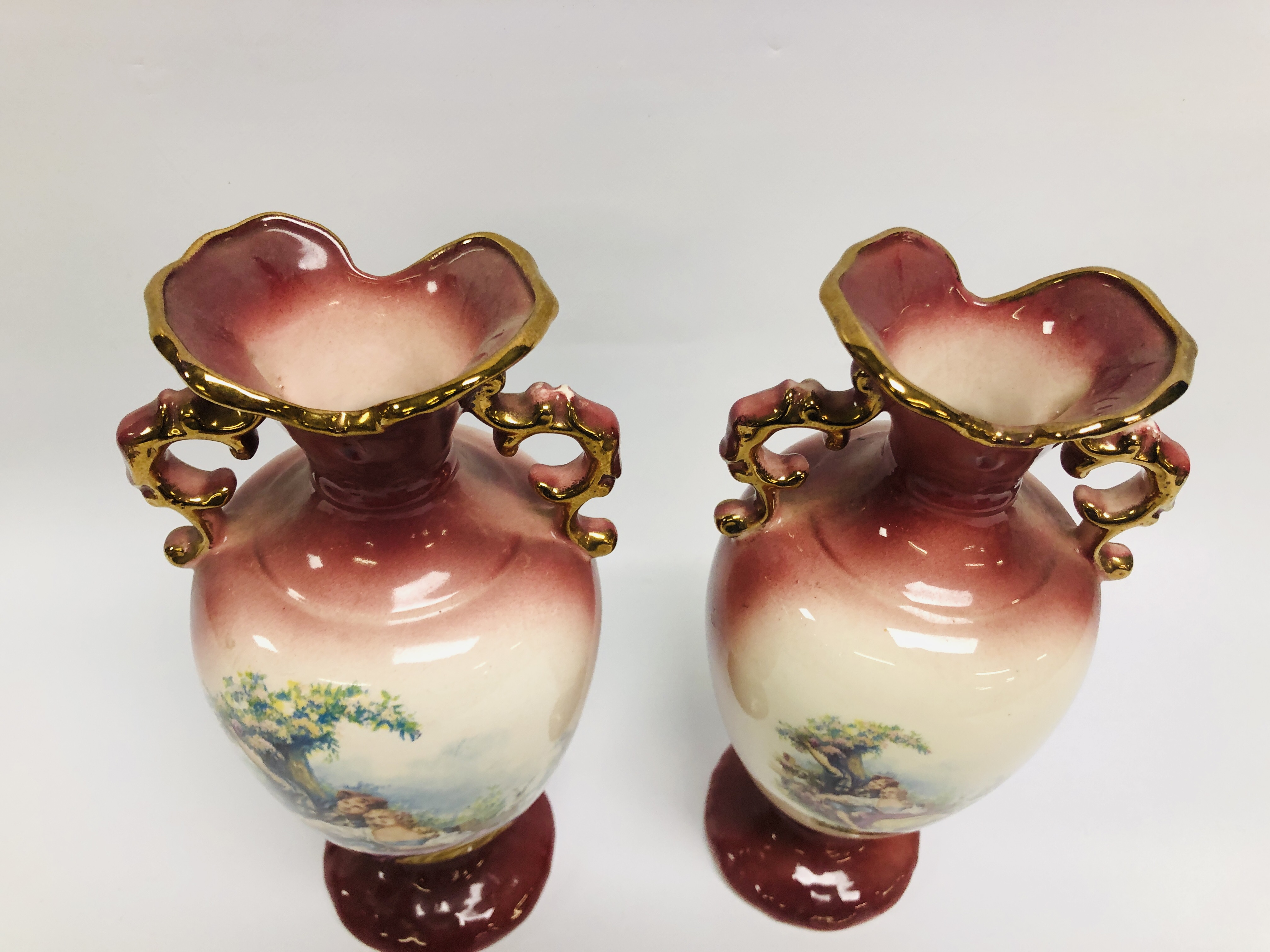 A PAIR OF CLASSICAL PINK GRASS LUSTRES WITH DROP AND PAIR OF REPRODUCTION GILT DECORATED VASES - Image 9 of 9