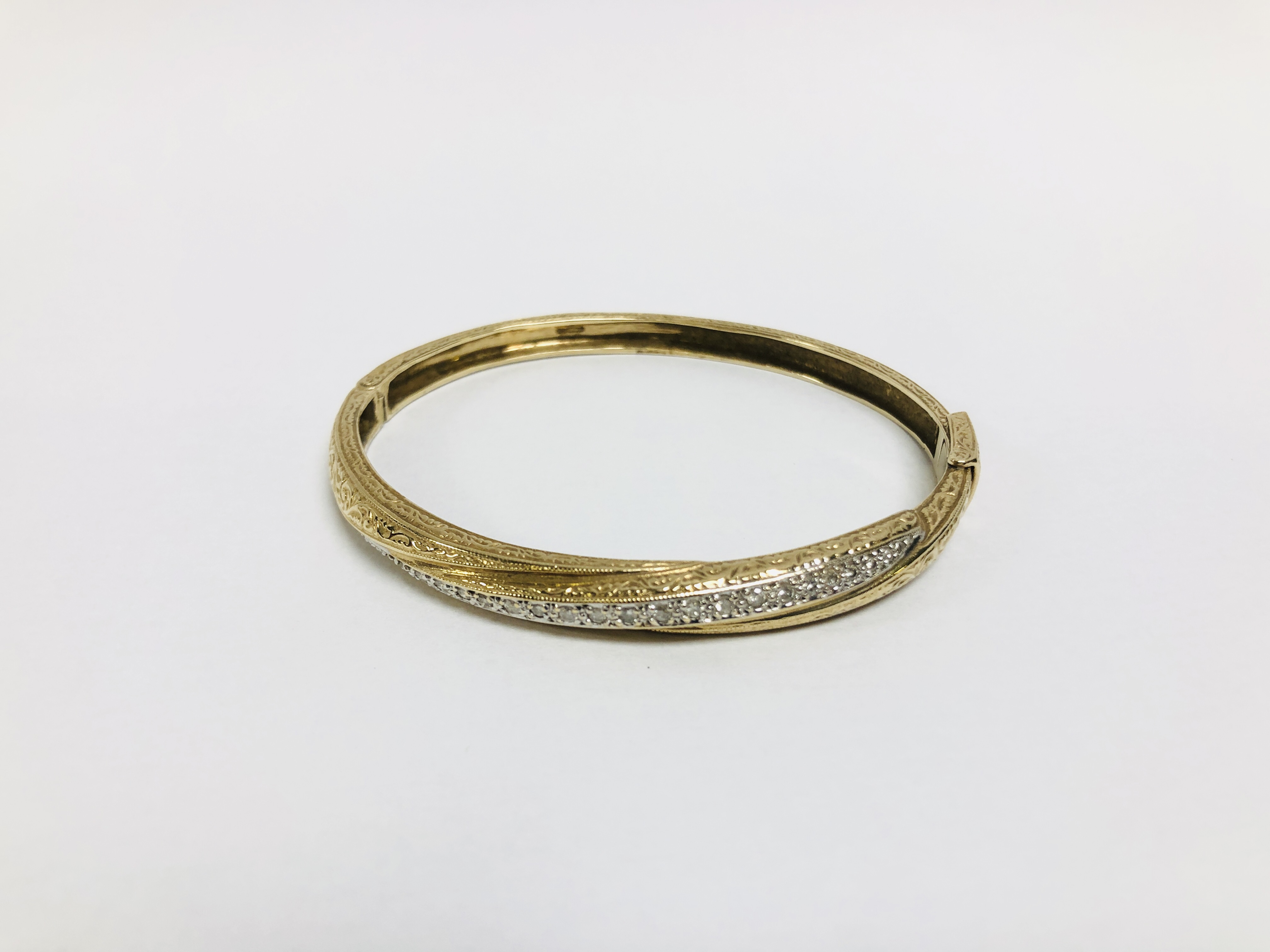9CT GOLD DESIGNER HINGED BANGLE WITH CHASED DECORATION,