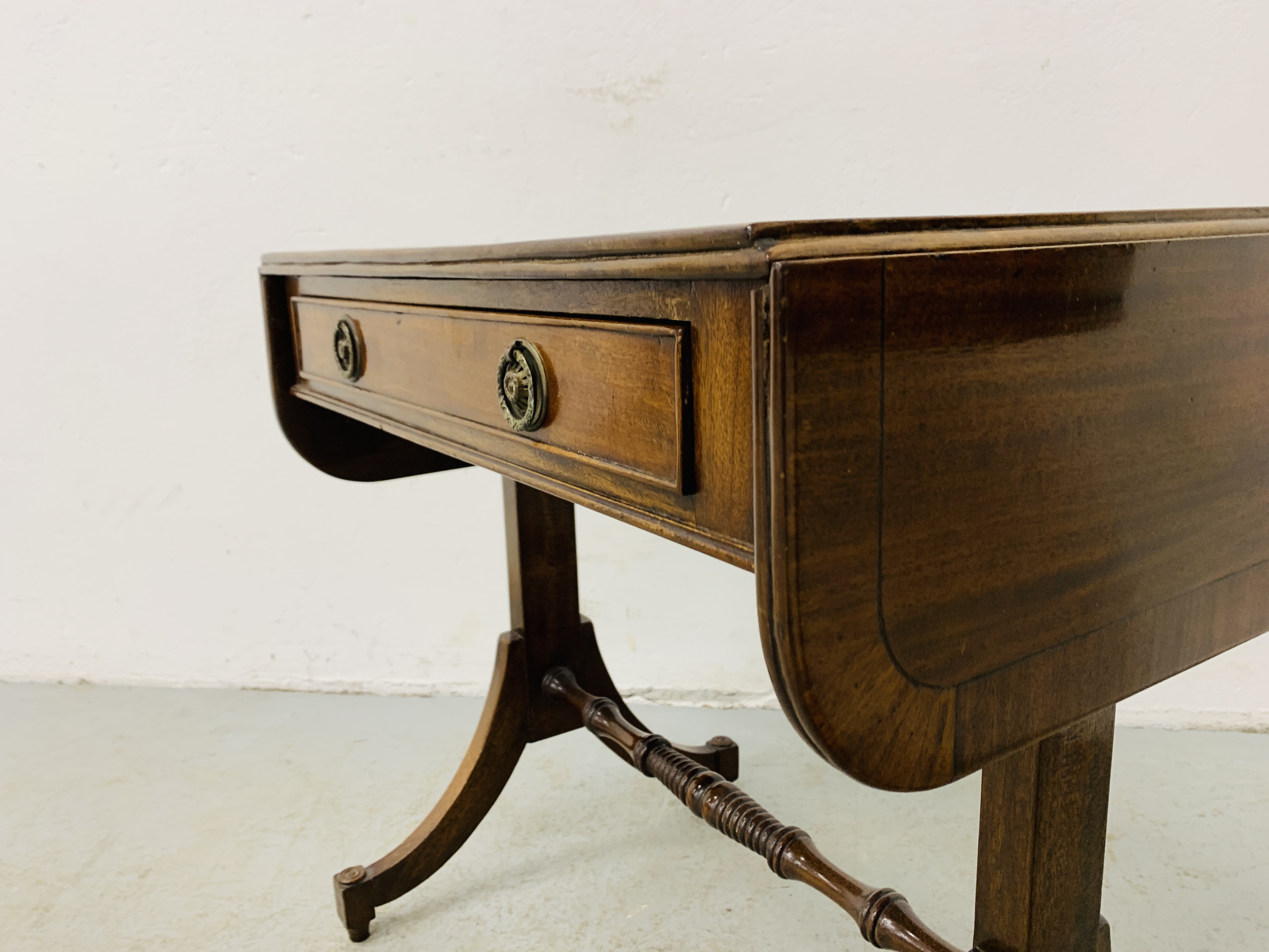 A REPRODUCTION DROP FLAP SINGLE DRAWER OCCASIONAL TABLE AND REPRODUCTION MAHOGANY FINISH PEDESTAL - Image 9 of 9