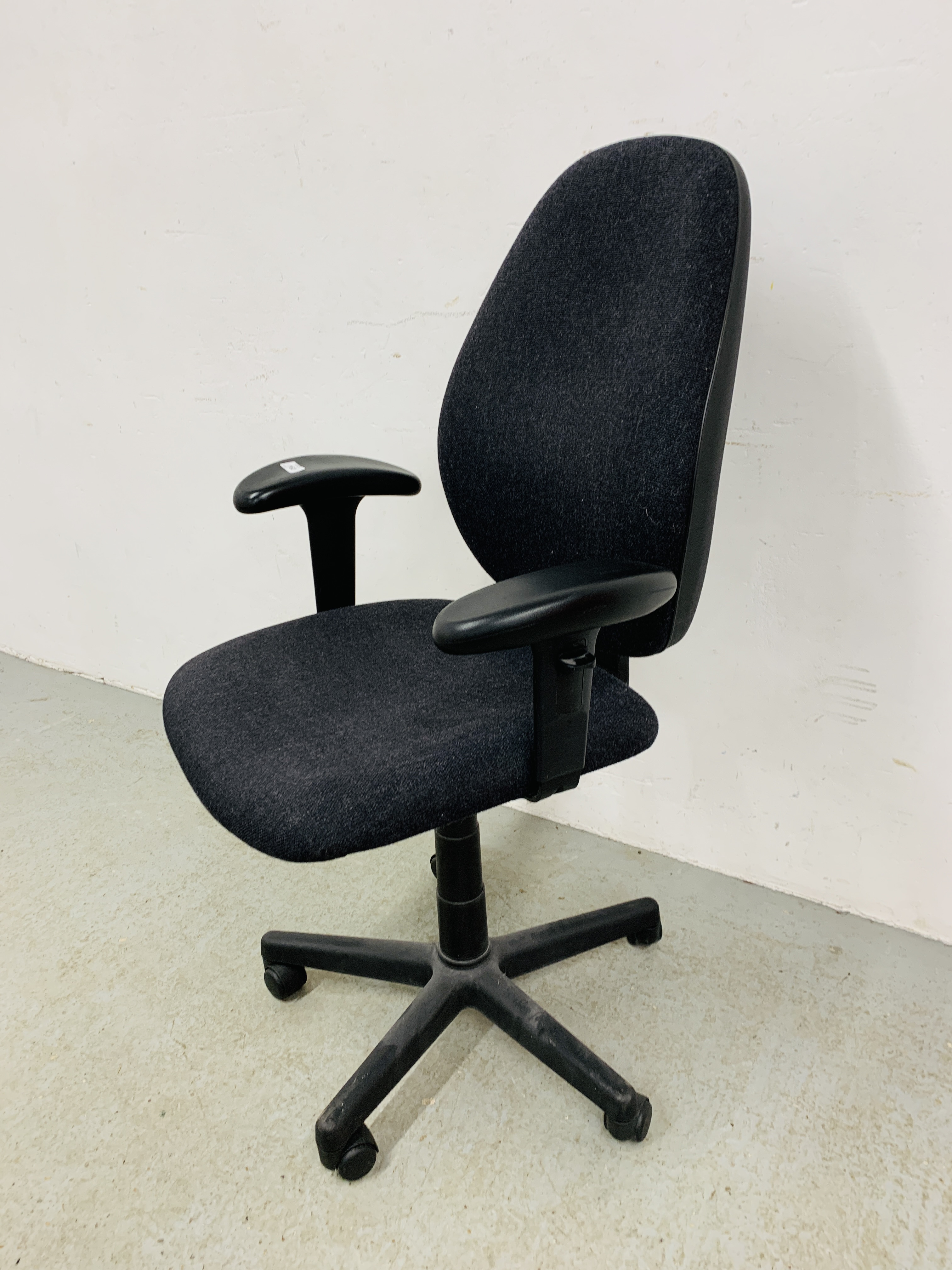 A GOOD QUALITY MODERN REVOLVING OFFICE CHAIR - Image 2 of 4